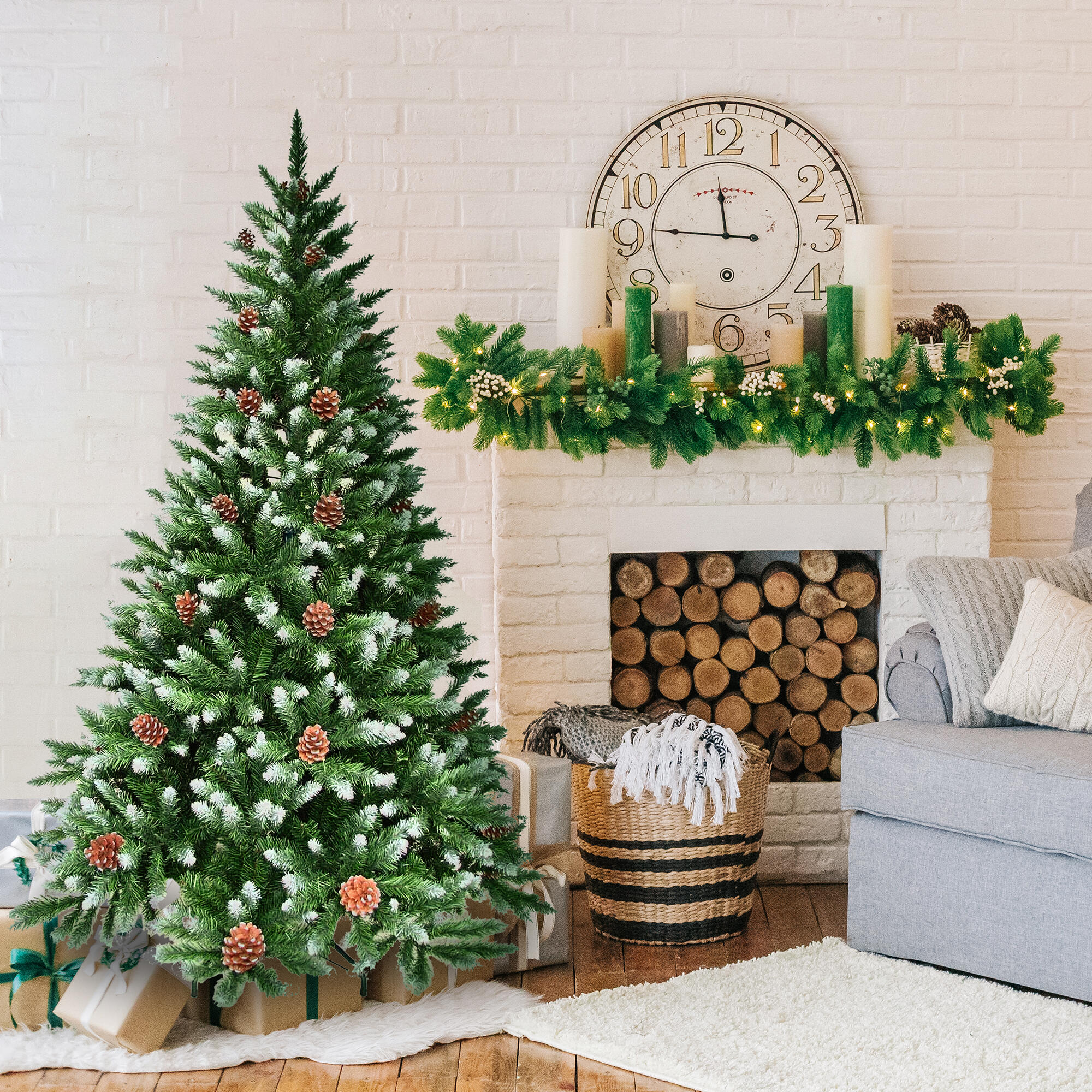 Brad artificial Frosted Norway, aspect nins, cu conuri decorative
