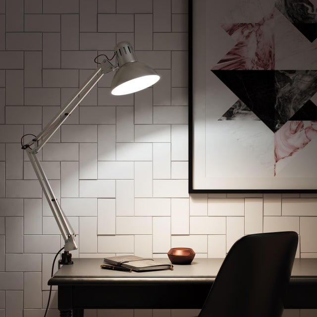 Flexo para escritorio compatible con casquillo E27 Arquitecto INSPIRE con estructura acero gris de pinza alimentación a red