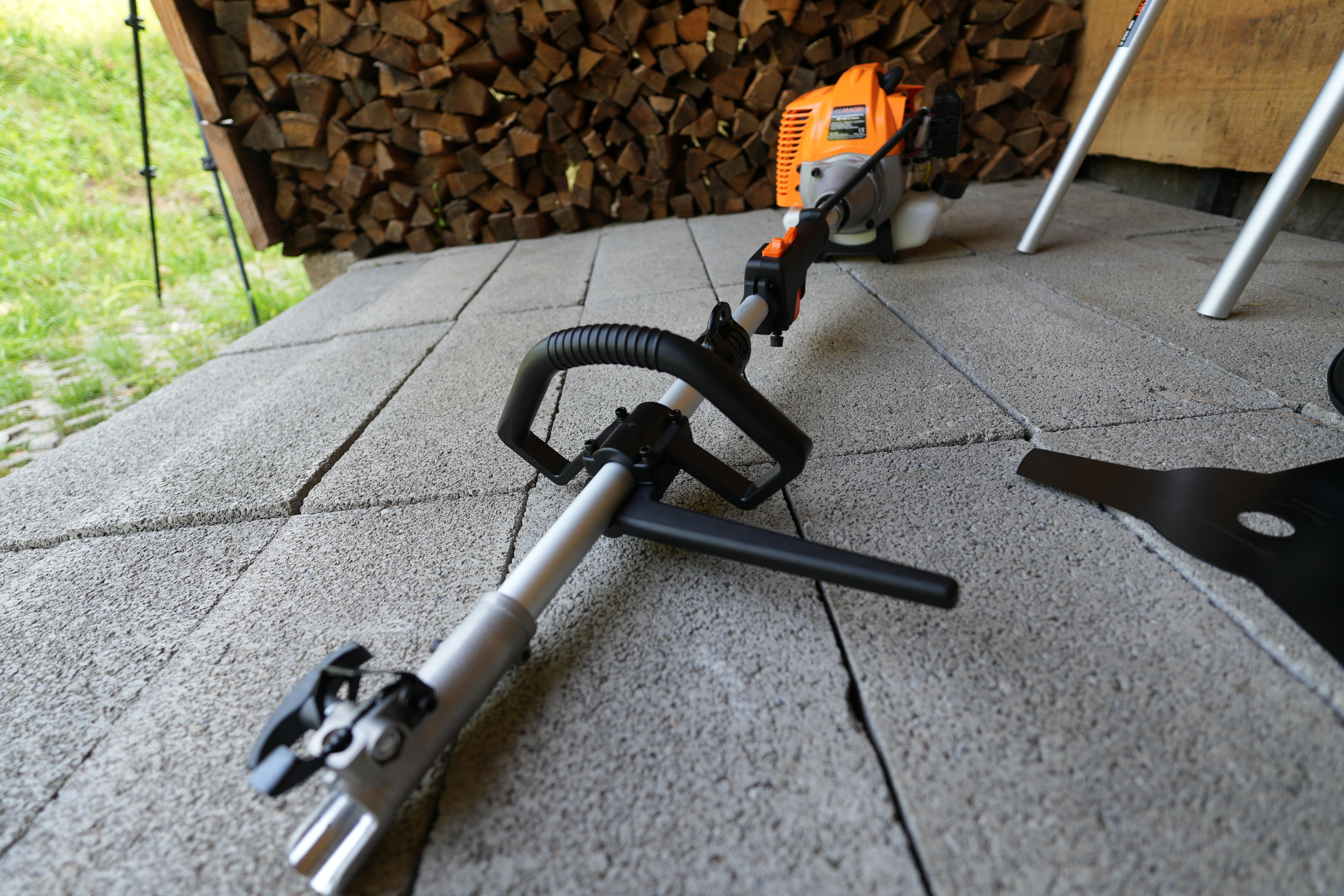 Decespugliatore a scoppio 2 tempi 33 cm³ Multitool maori impugnatura a d con testa in nylon 2 fili - 18