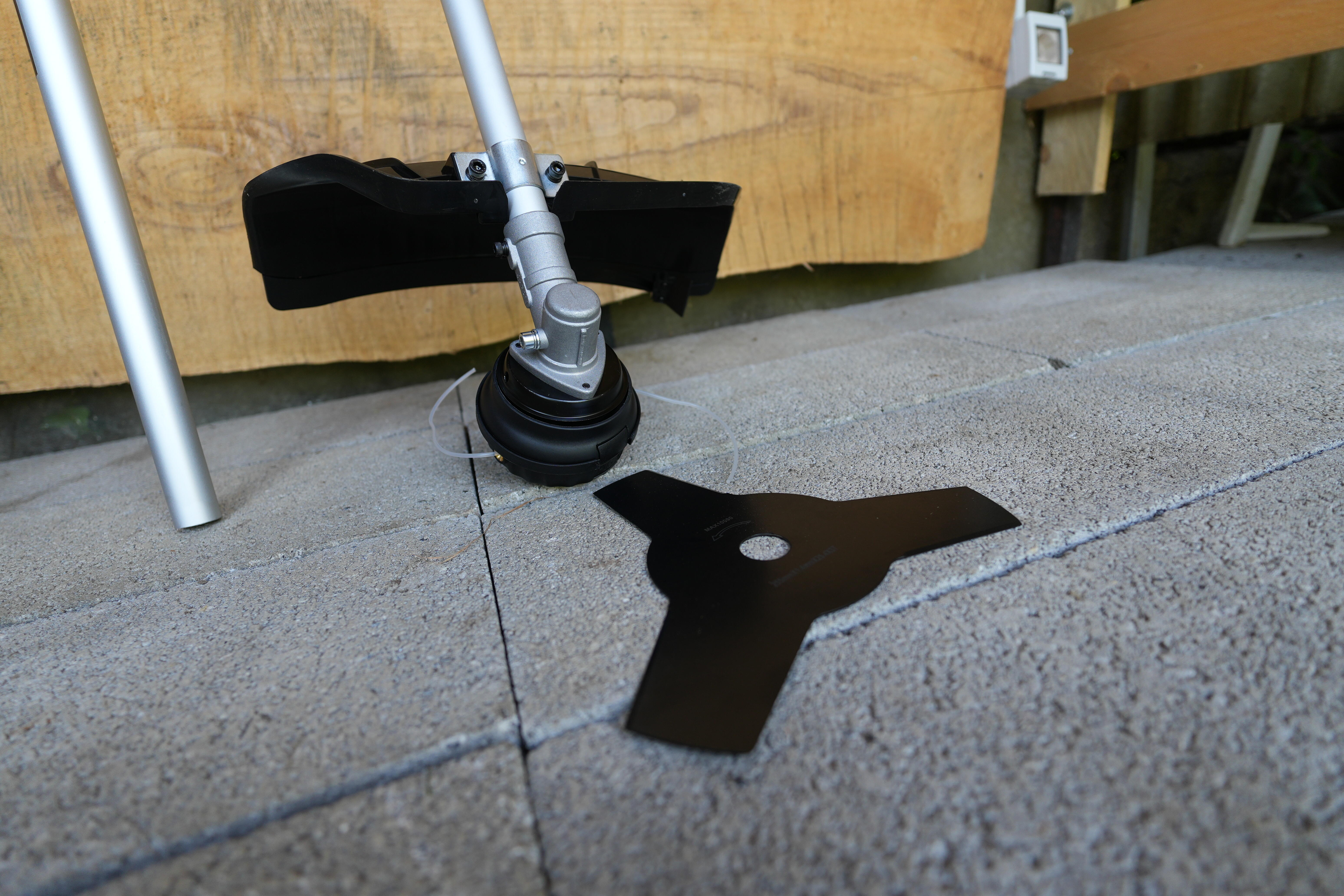 Decespugliatore a scoppio 2 tempi 33 cm³ Multitool maori impugnatura a d con testa in nylon 2 fili - 8