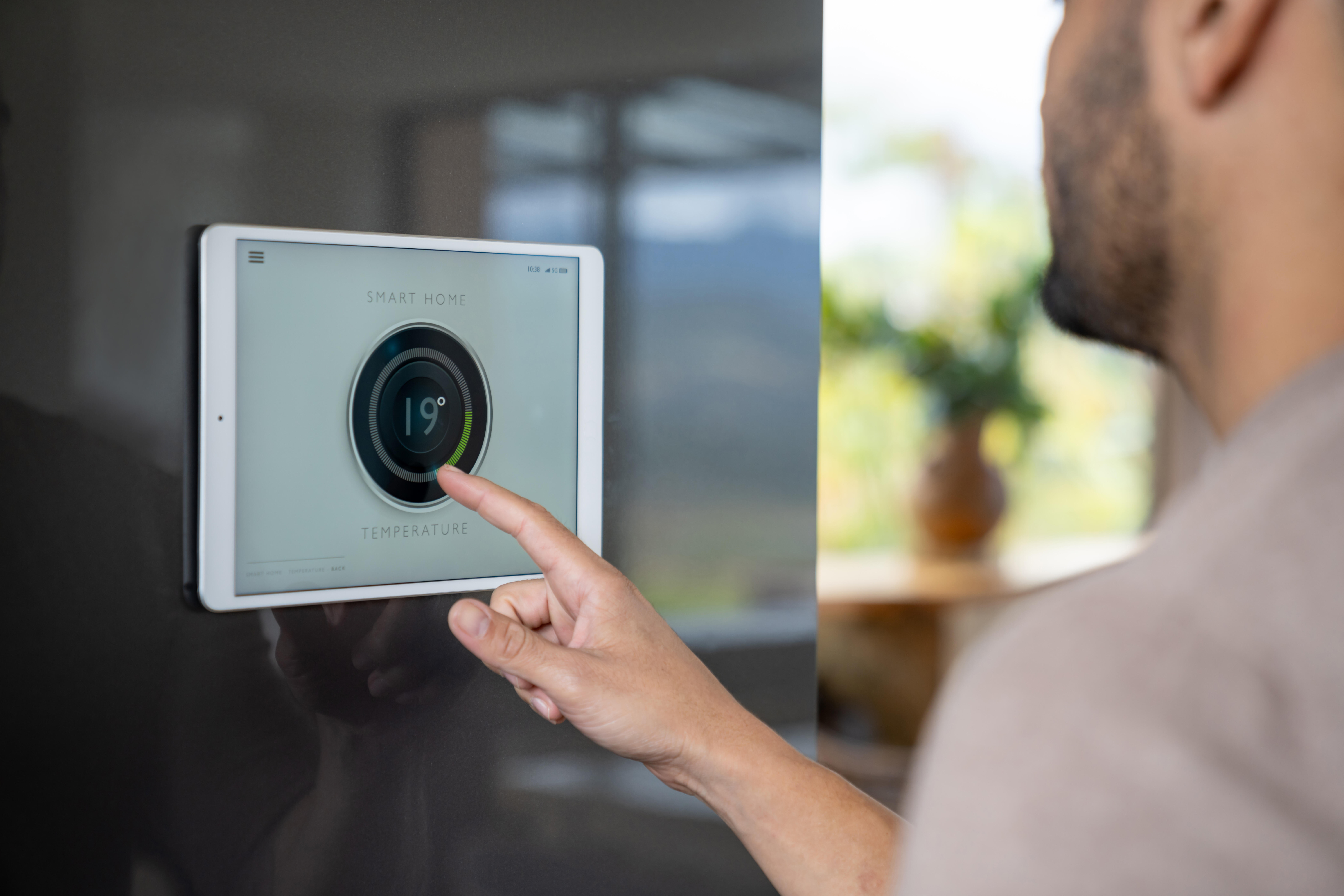 Ustawianie temperatury na panelu systemu smart home.