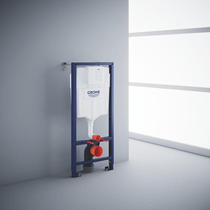Stelaż podtynkowy Grohe z białym zbiornikiem i niebieską ramą zamontowany przy ścianie.