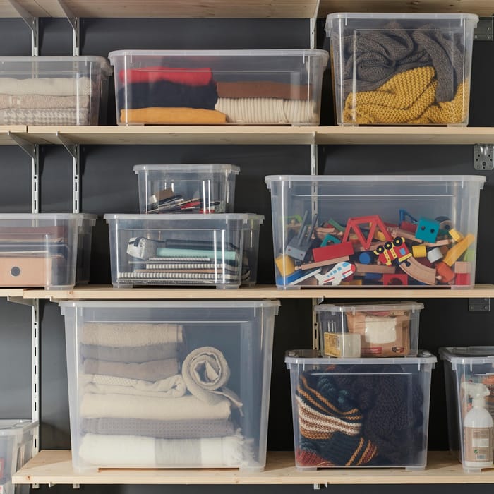 Caja transparente con tapa para fácil almacenamiento.