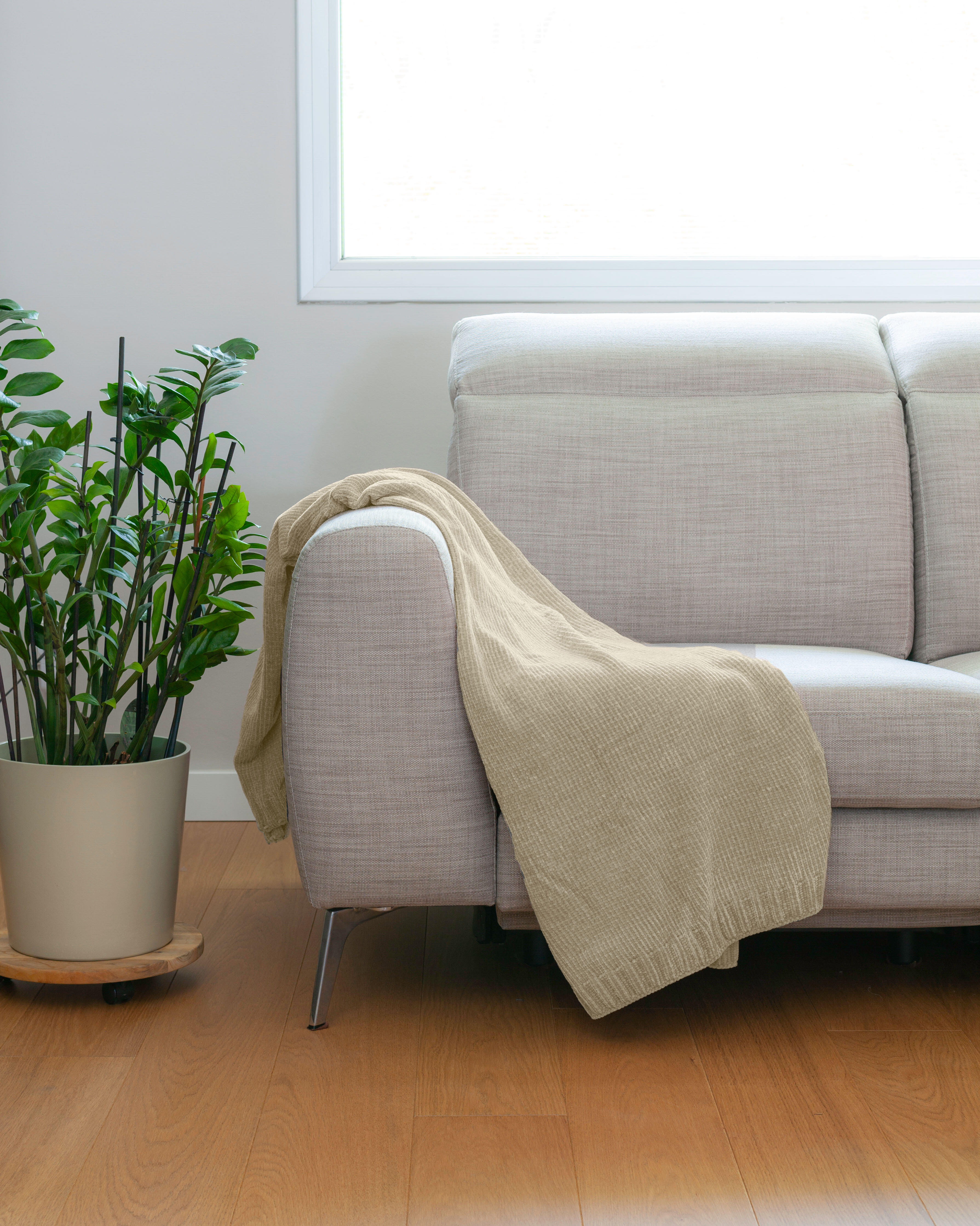 Manta chenilla rectangular poliéster liso beige overlock y cosido de 130x170 cm