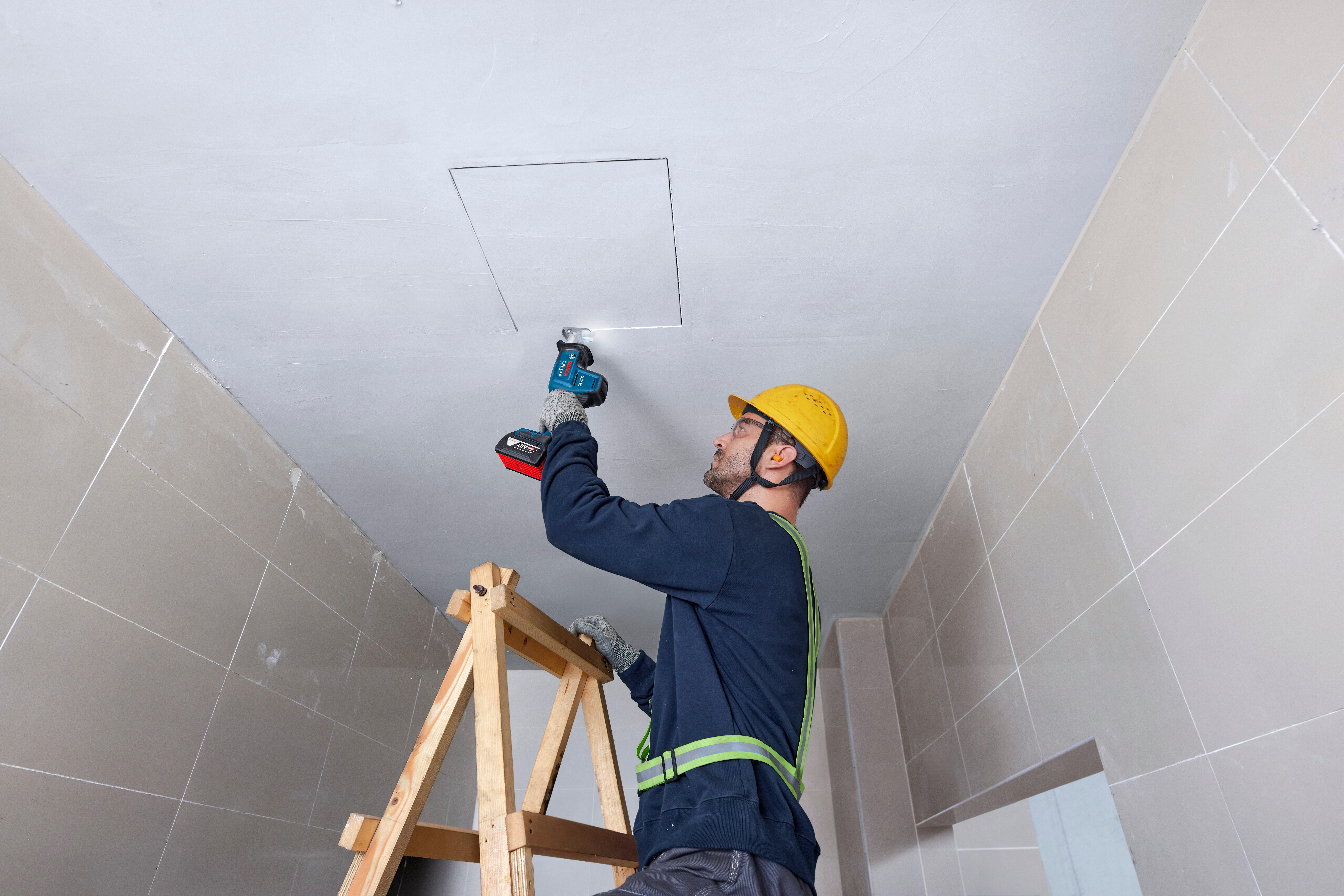 MINI SIERRA SABLE BATERÍA 18V BRUSHLESS BOSCH GSA 18V-24  - 3