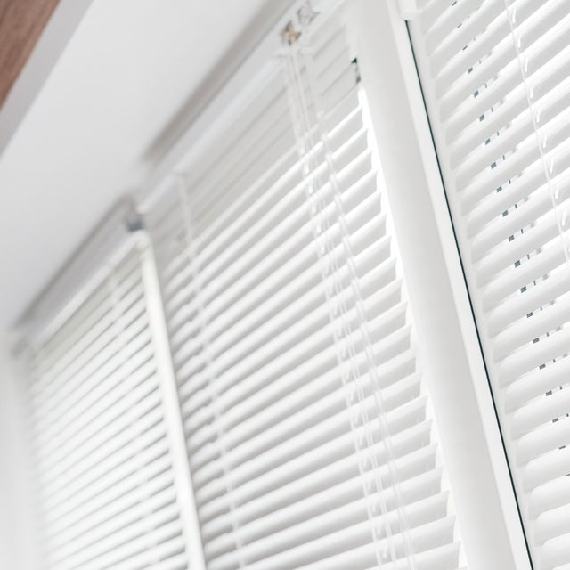 Tende Veneziane In Legno Massello Per Finestre: Orizzontali, Larghezza 40-150 Cm, Doghe Da 50 Mm. Regolabili Per Cucina, Bagno, Ufficio. Bloccano La Luce E Proteggono Dai Raggi UV.
