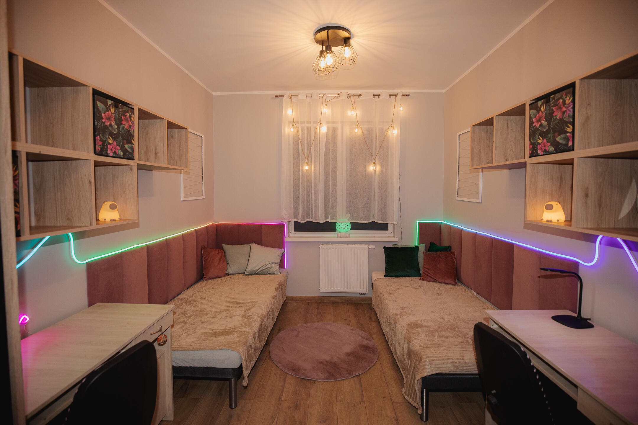 zdjęcie pokoju po remoncie od wejścia z widokiem na łóżka i okno