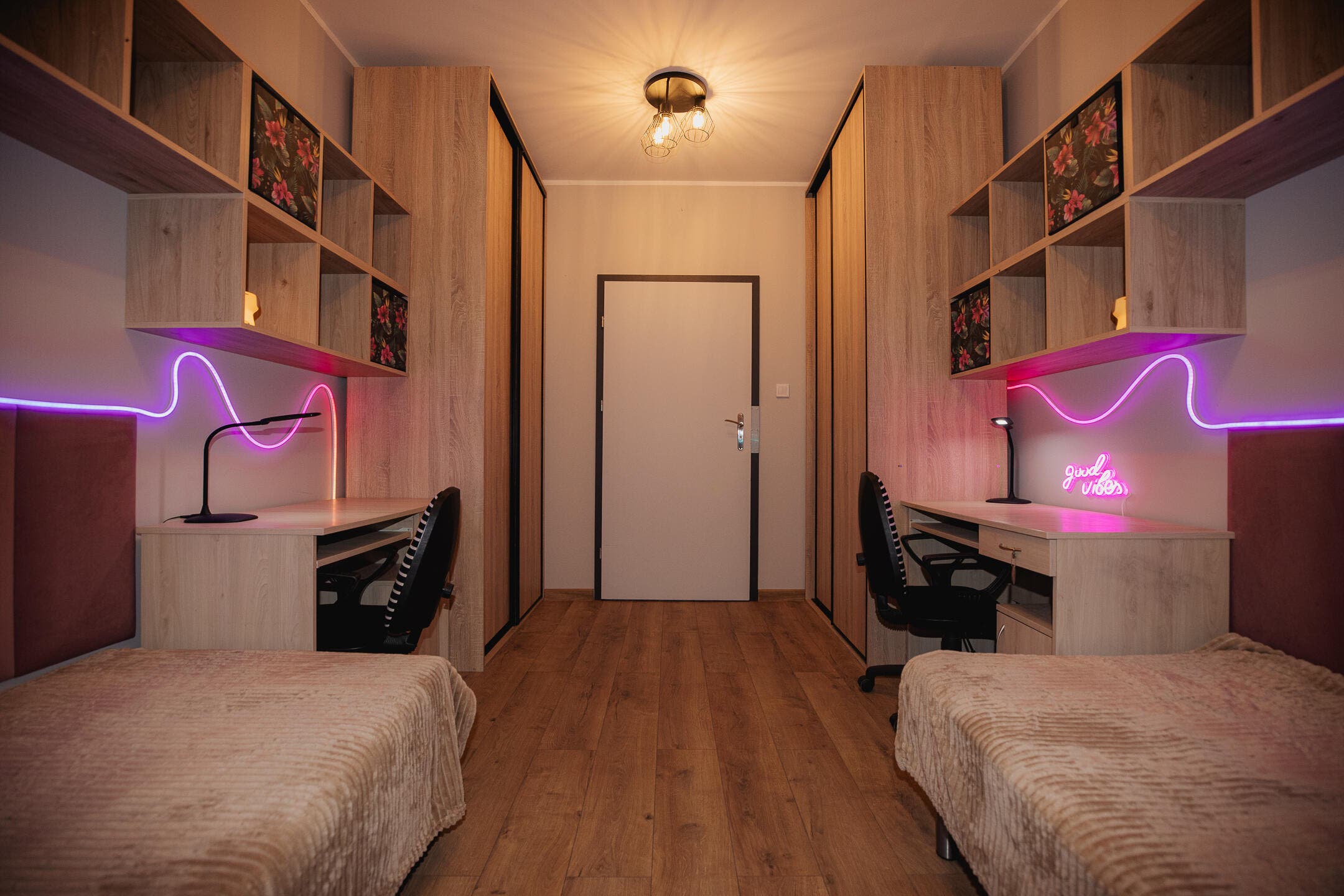 zmiany po remoncie; perspektywa zdjęcia pokazuje całe pomieszczenie, widać dwa biurka, nowe szafy, oświetlenie