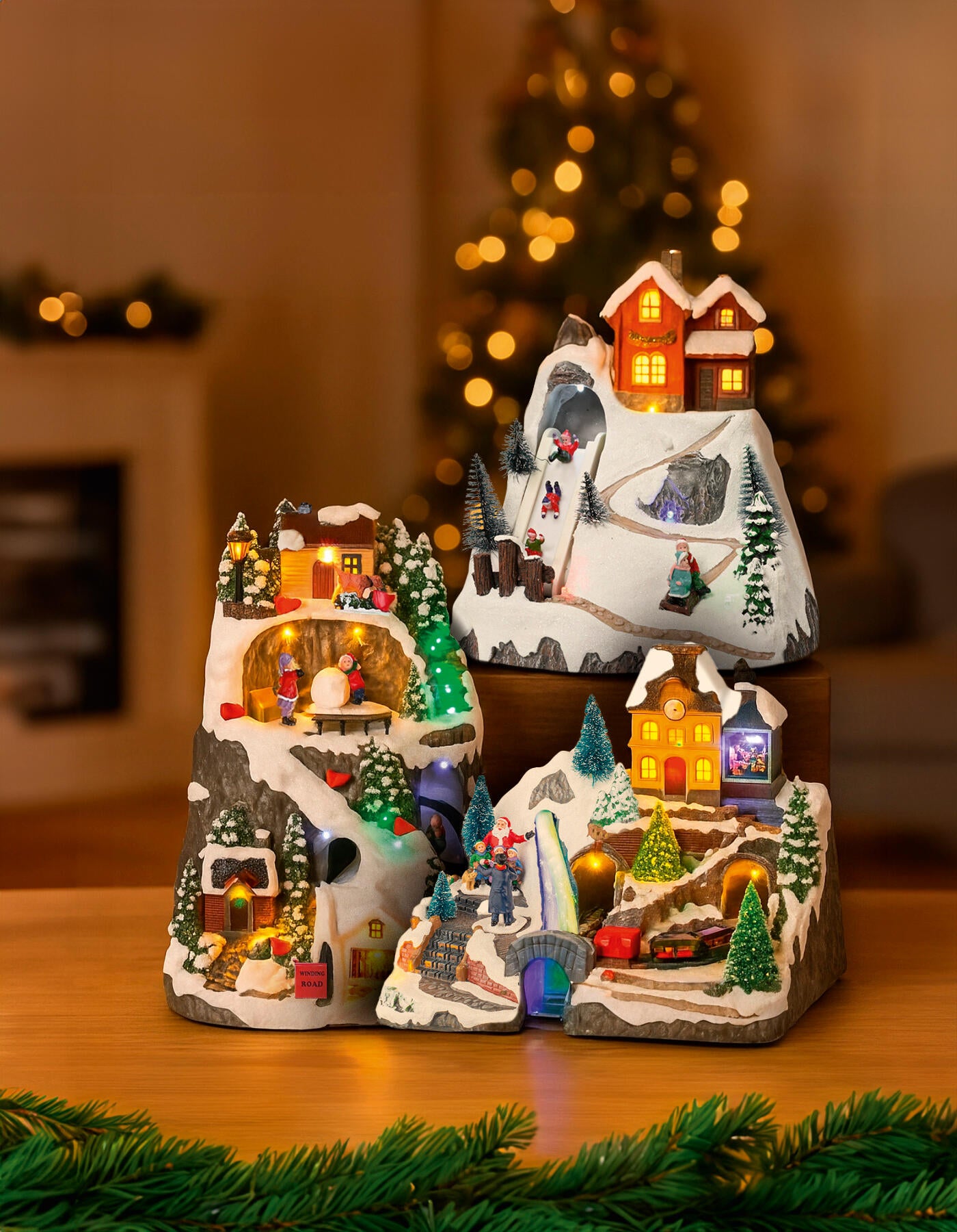 Ciudad animada de Navidad de PVC multicolor con iluminación LED 17x20x18 cm - 2