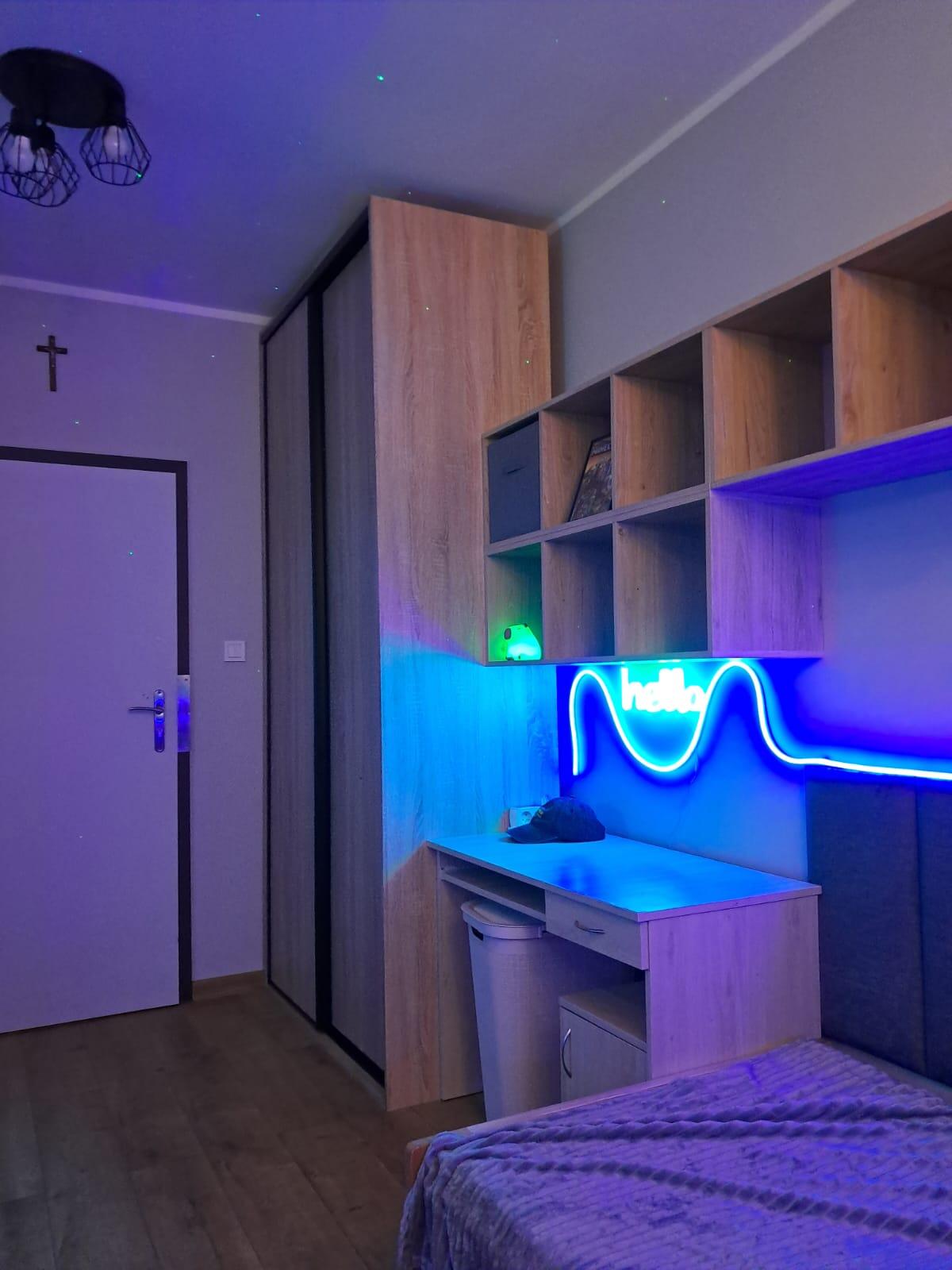 zdjęcie pokoju z neonem