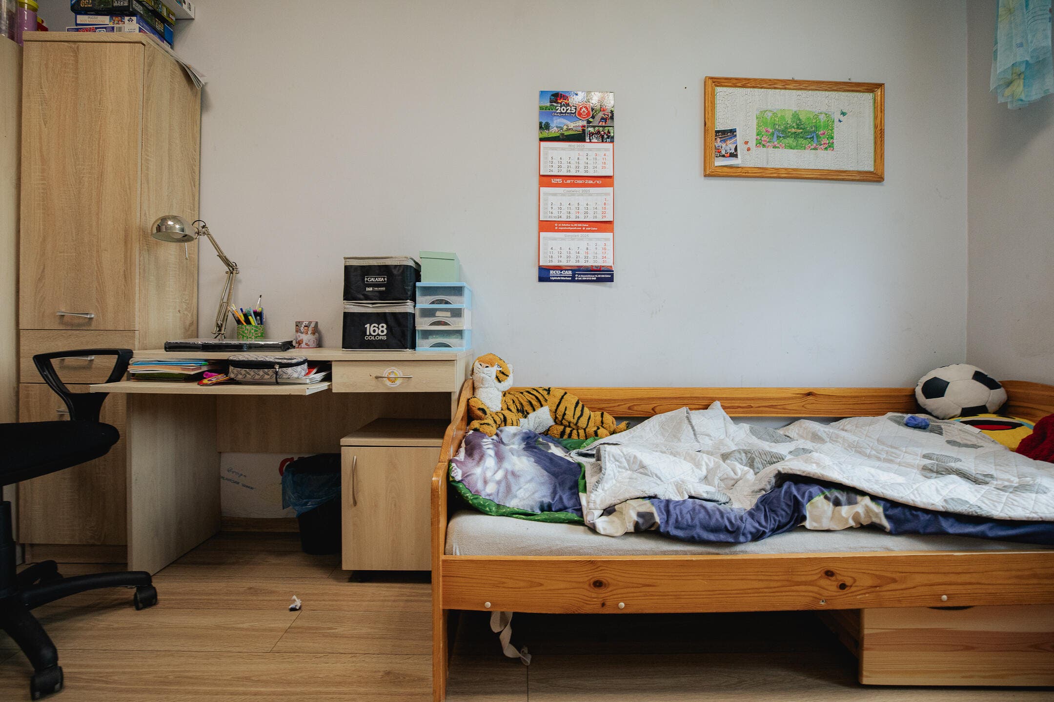 zdjęcie pokoju remontowanego przez Fundację Leroy Merlin, na zdjęciu widać biurko, łóżko