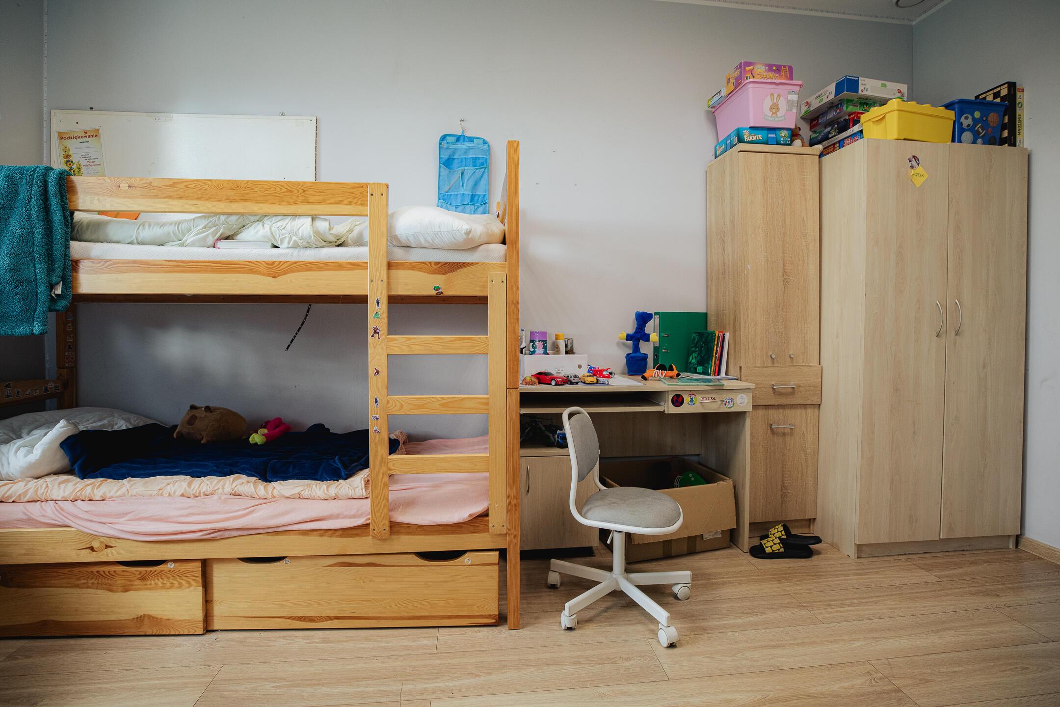 zdjęcie pokoju remontowanego przez Fundację Leroy Merlin, na zdjęciu widać biurko, łóżko dwupiętrowe i szafy