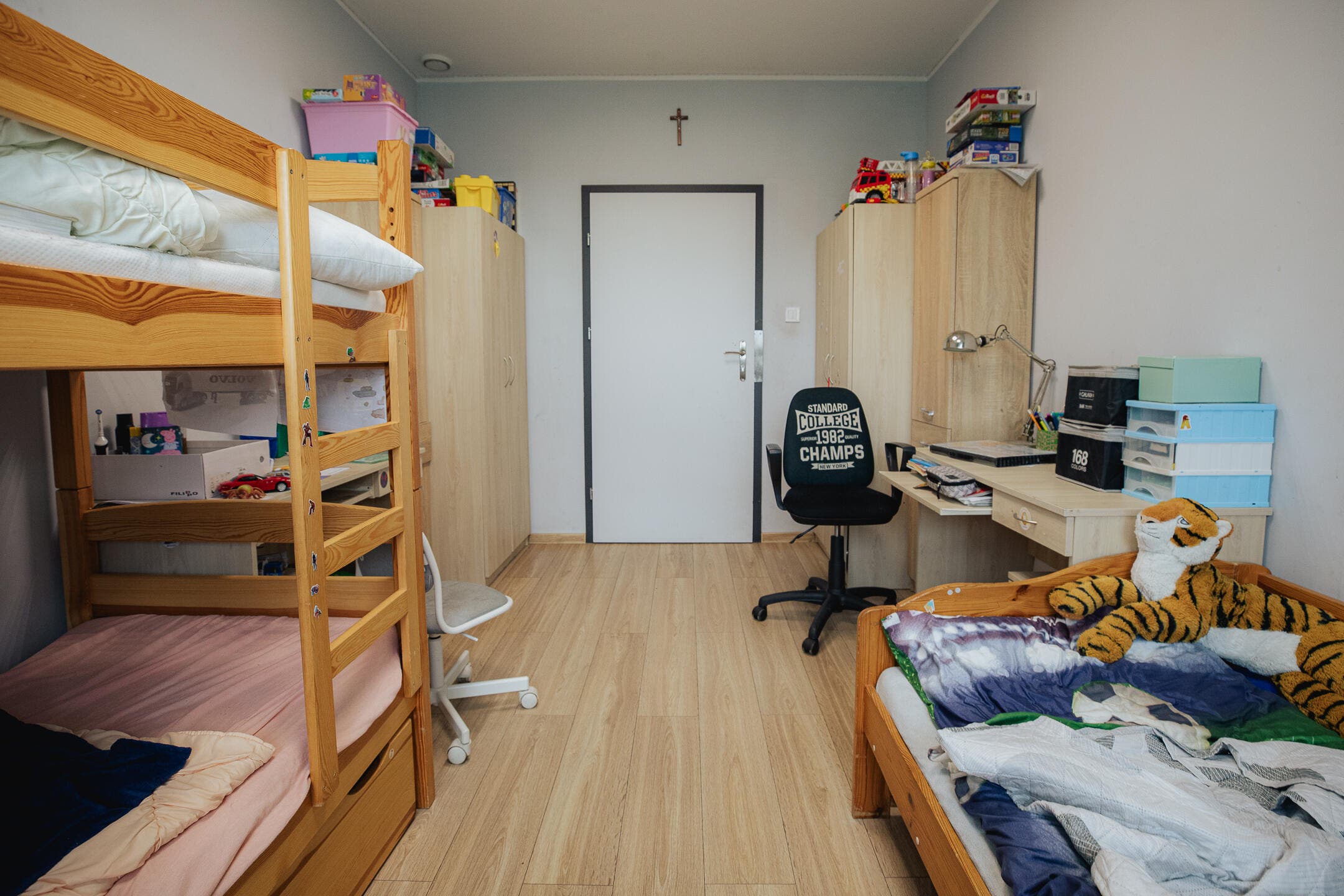 zdjęcie pokoju remontowanego przez Fundację Leroy Merlin, na zdjęciu widać 2 biurka, 2 łóżka, szafy i drzwi.