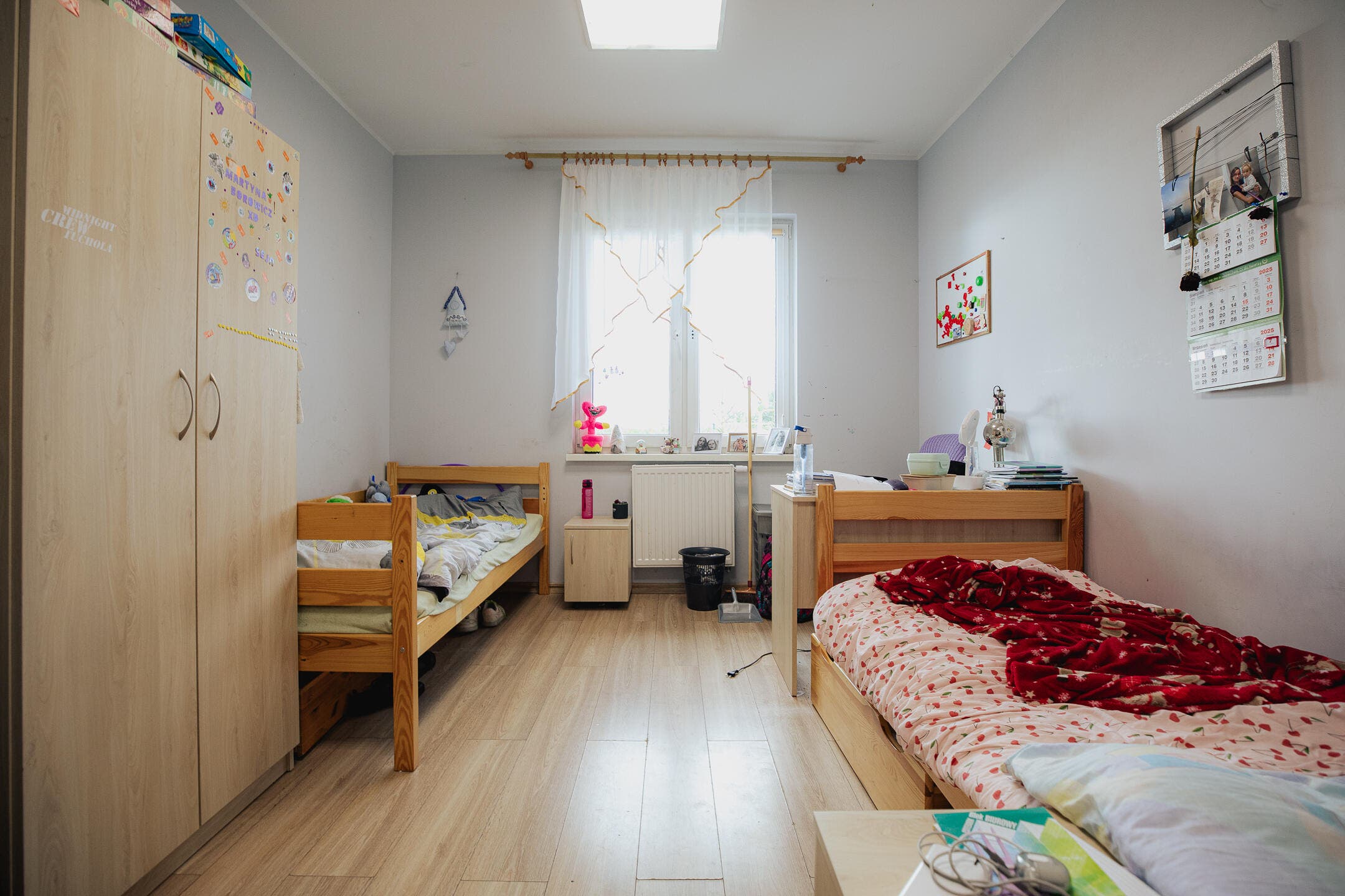 zdjęcie pokoju remontowanego przez Fundację Leroy Merlin, na zdjęciu widać biurko, 2 łóżka, okno oraz szafę