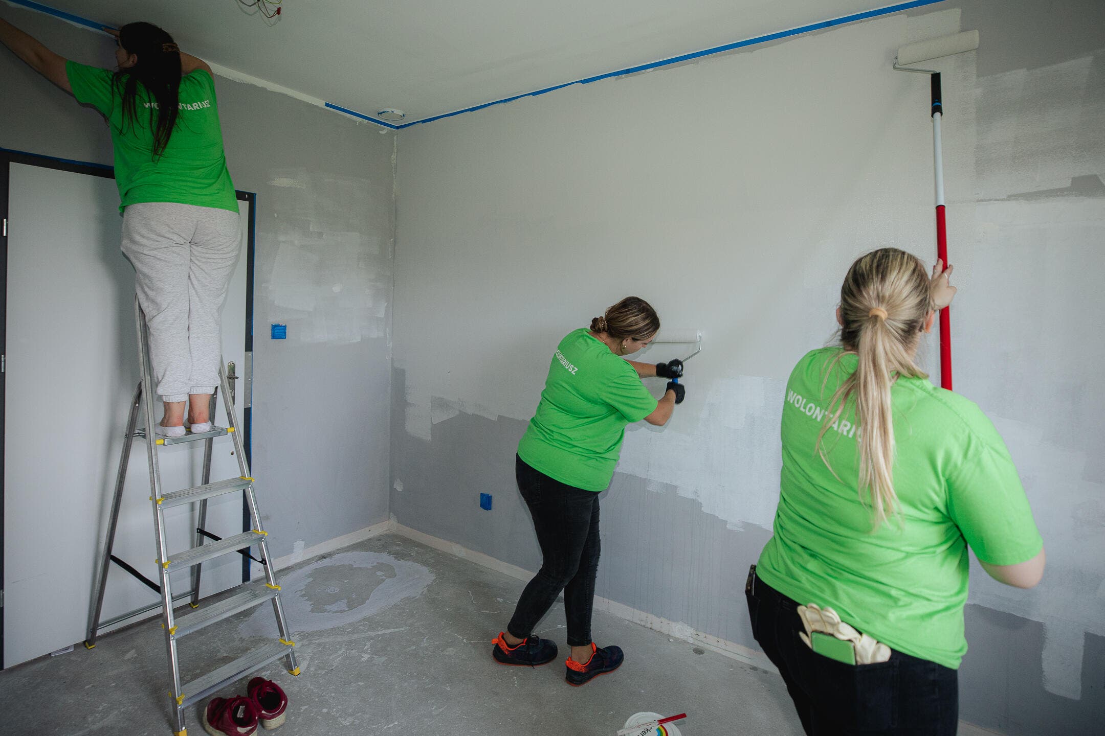 Wolontariusze malują pokój