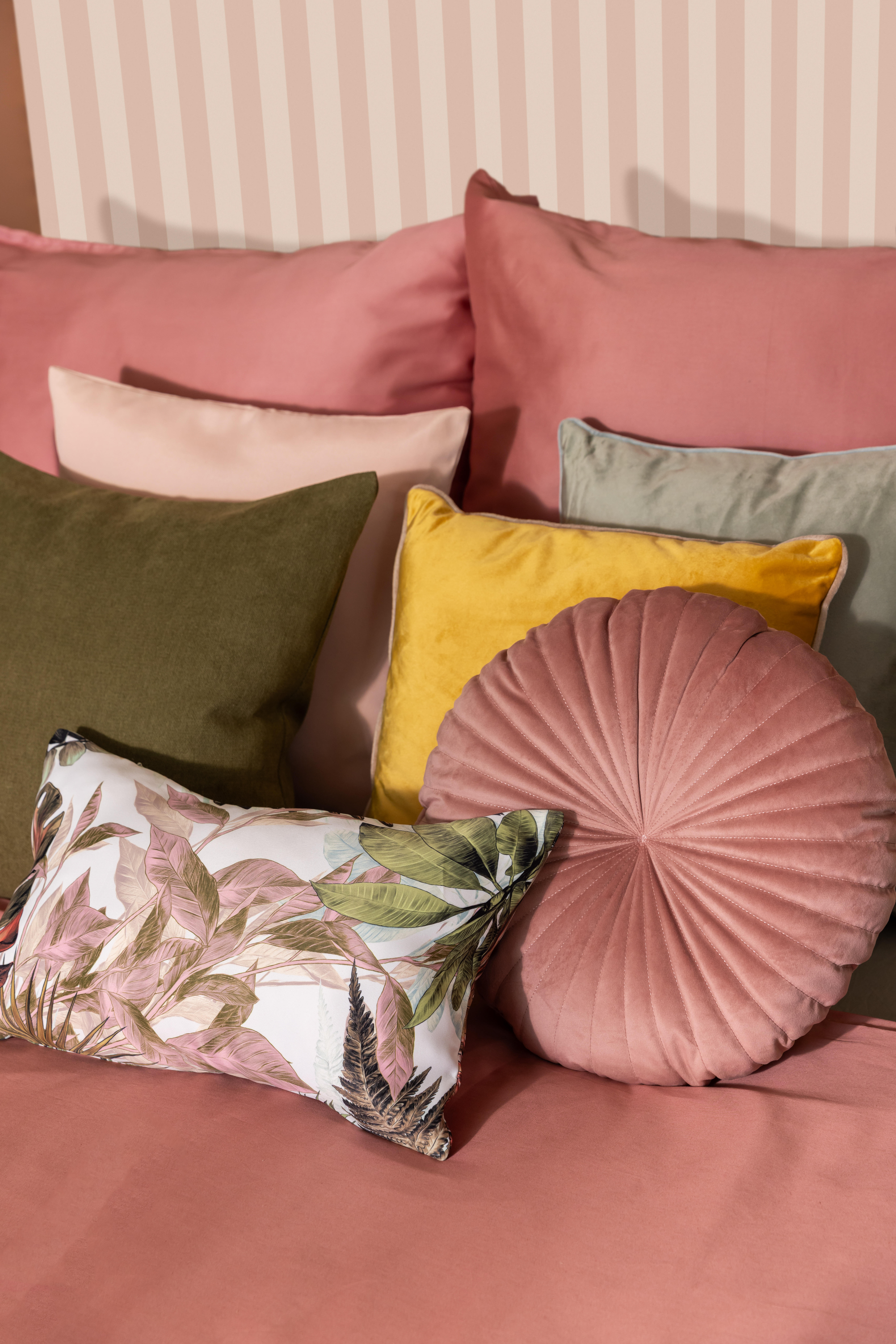 Poduszka okrągła welurowa Tony Bistro różowa śr. 40 cm Inspire - 25