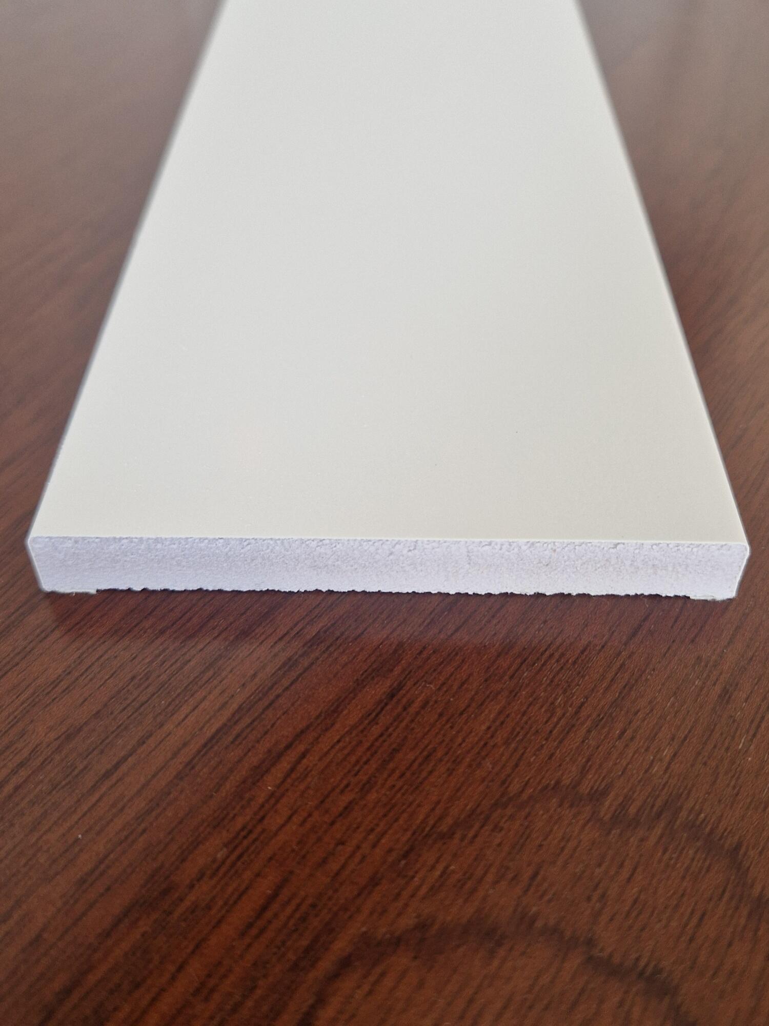 Tapeta de pvc hidrófuga color blanco de 120x10x2250mm