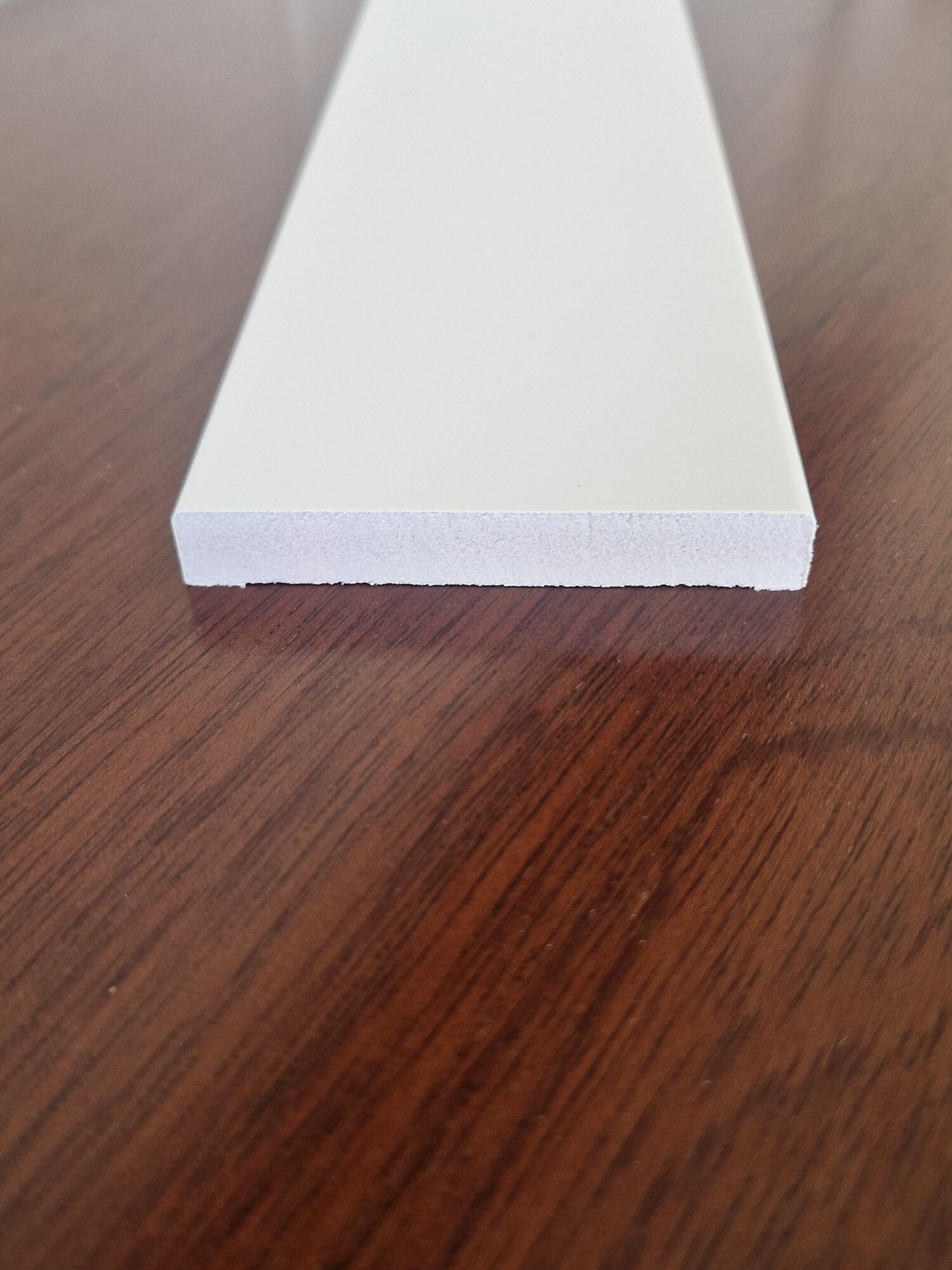 Tapeta de pvc hidrófuga color blanco de 70x10x2250mm