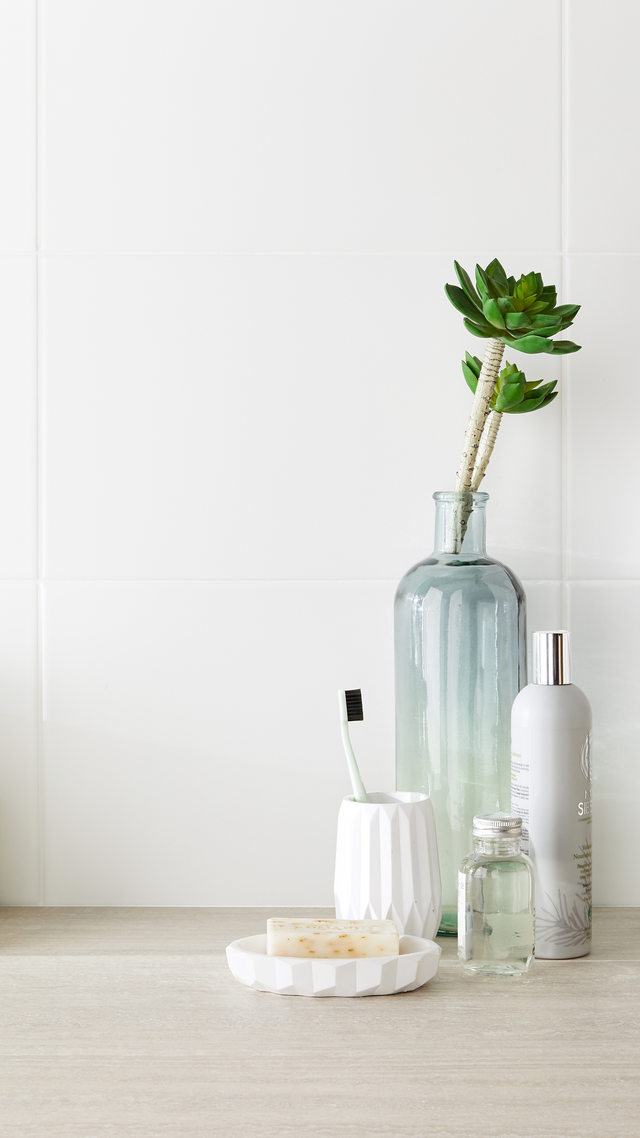 Casa de banho com revestimento branco