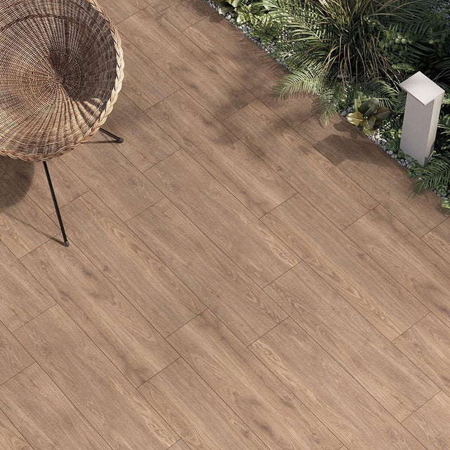 Piastrella da pavimento esterno in gres porcellanato 17 x 62 cm smaltato digitale noce opaco Holz Noce EXT 17x62 R11 traffico medio (pei 2/5) Sp. 8 mm 1.37 mq