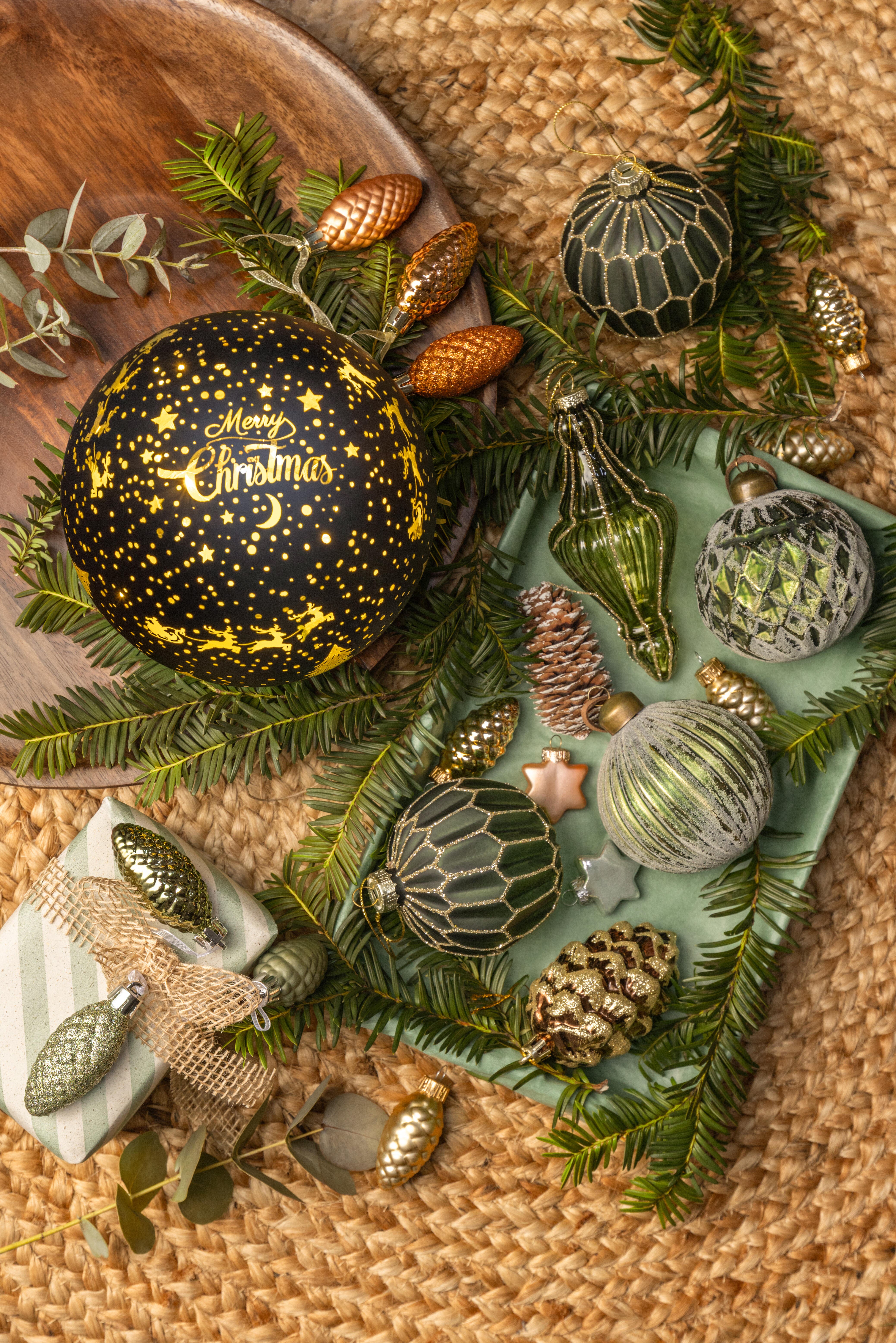zdjęcie - kolaż bombek w stylu natura, dominujący kolor zielony