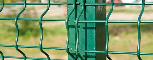 Cómo instalar una valla metálica verde en tu proyecto
