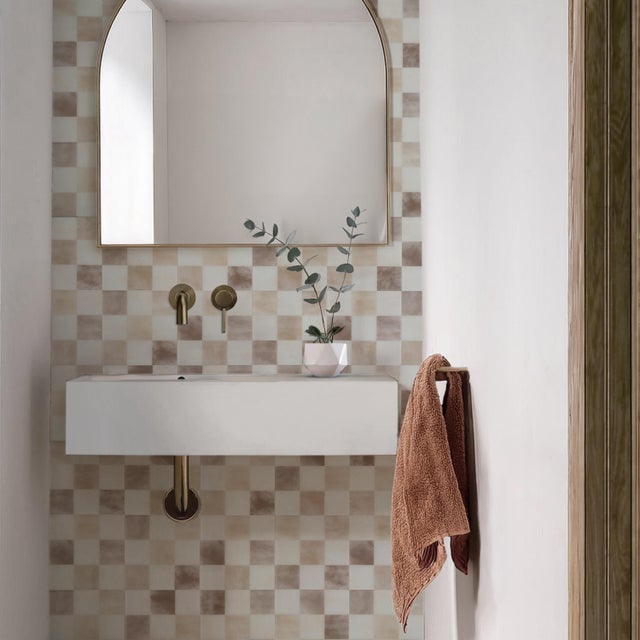 Copertura autoadesivo Betera Damier Luxor beige, tortora e avorio 22.8 cm x 22.86 cm