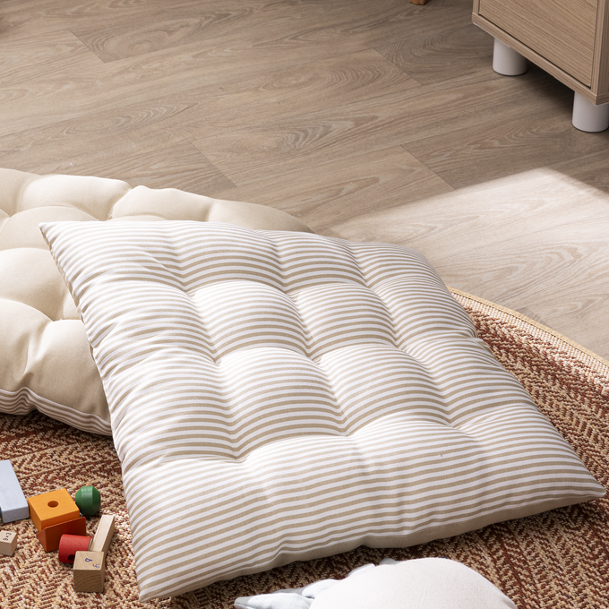 Zona chill out con cojines de suelo