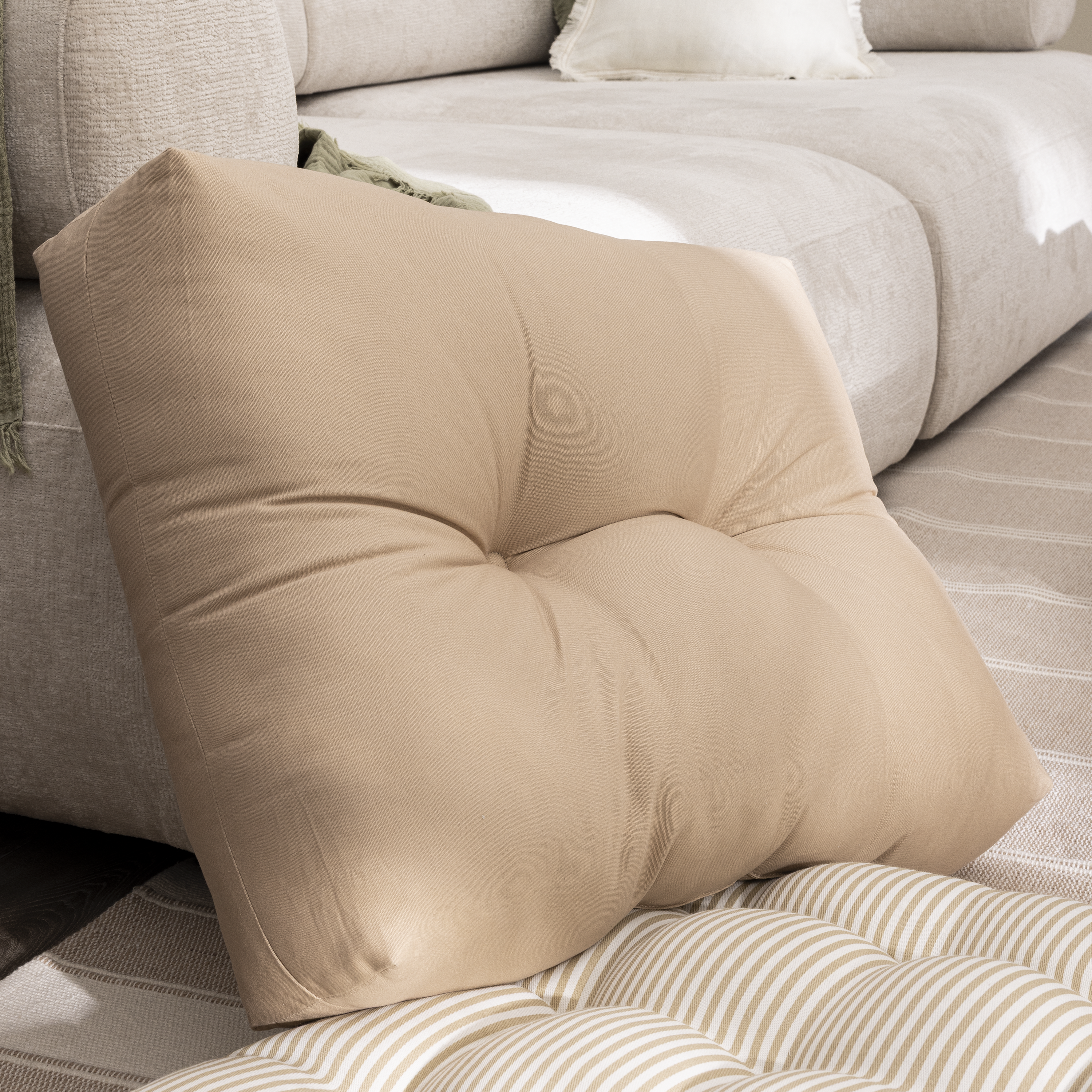 Cojín de suelo exterior/interior New Luck algodón beige trench INSPIRE 45x60x18cm - 4