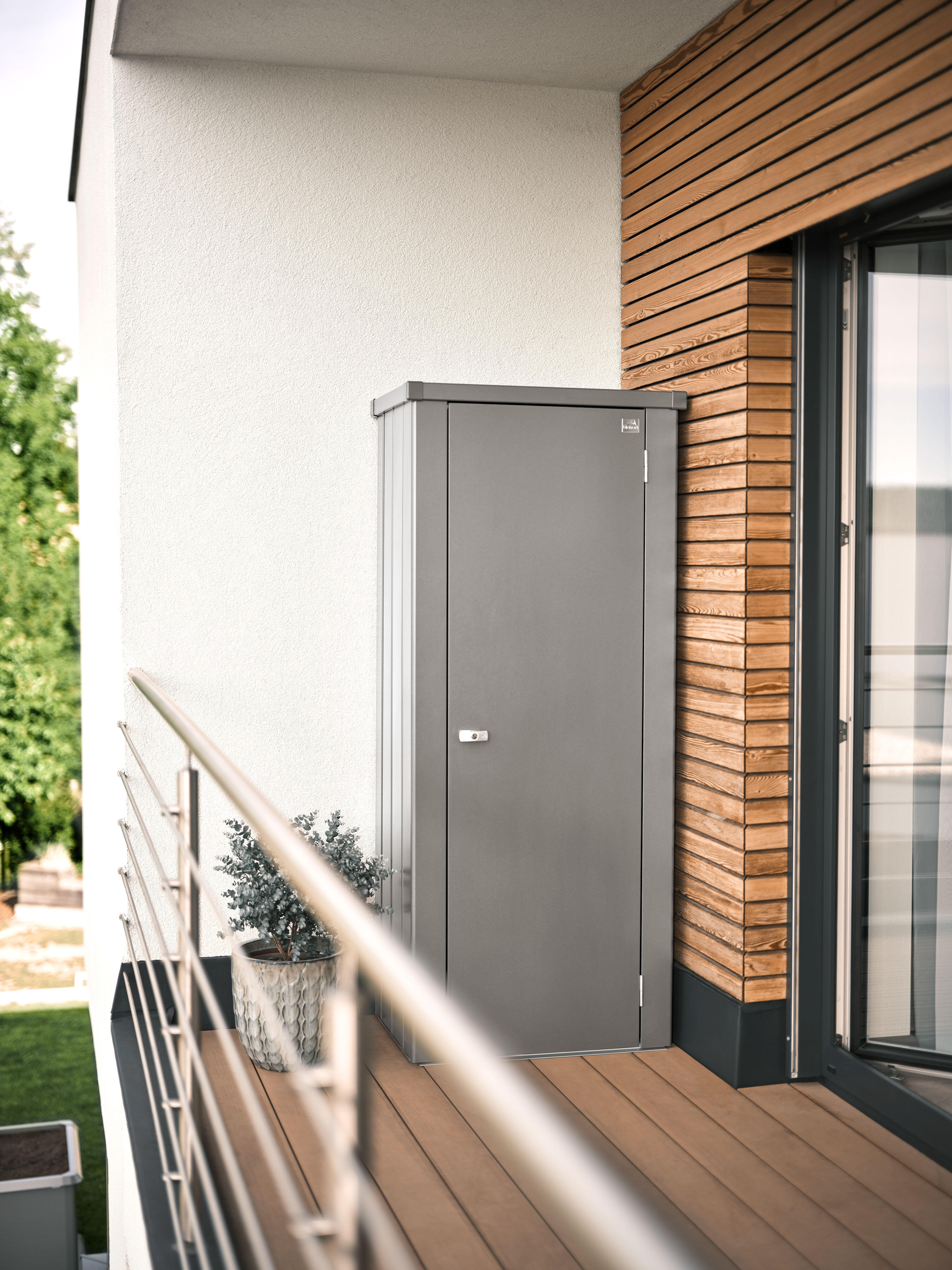 Armario de acero para exterior BIOHORT Julia 77.7 x 180.9 x 57 cm y capacidad de 582.5 L gris claro - 2