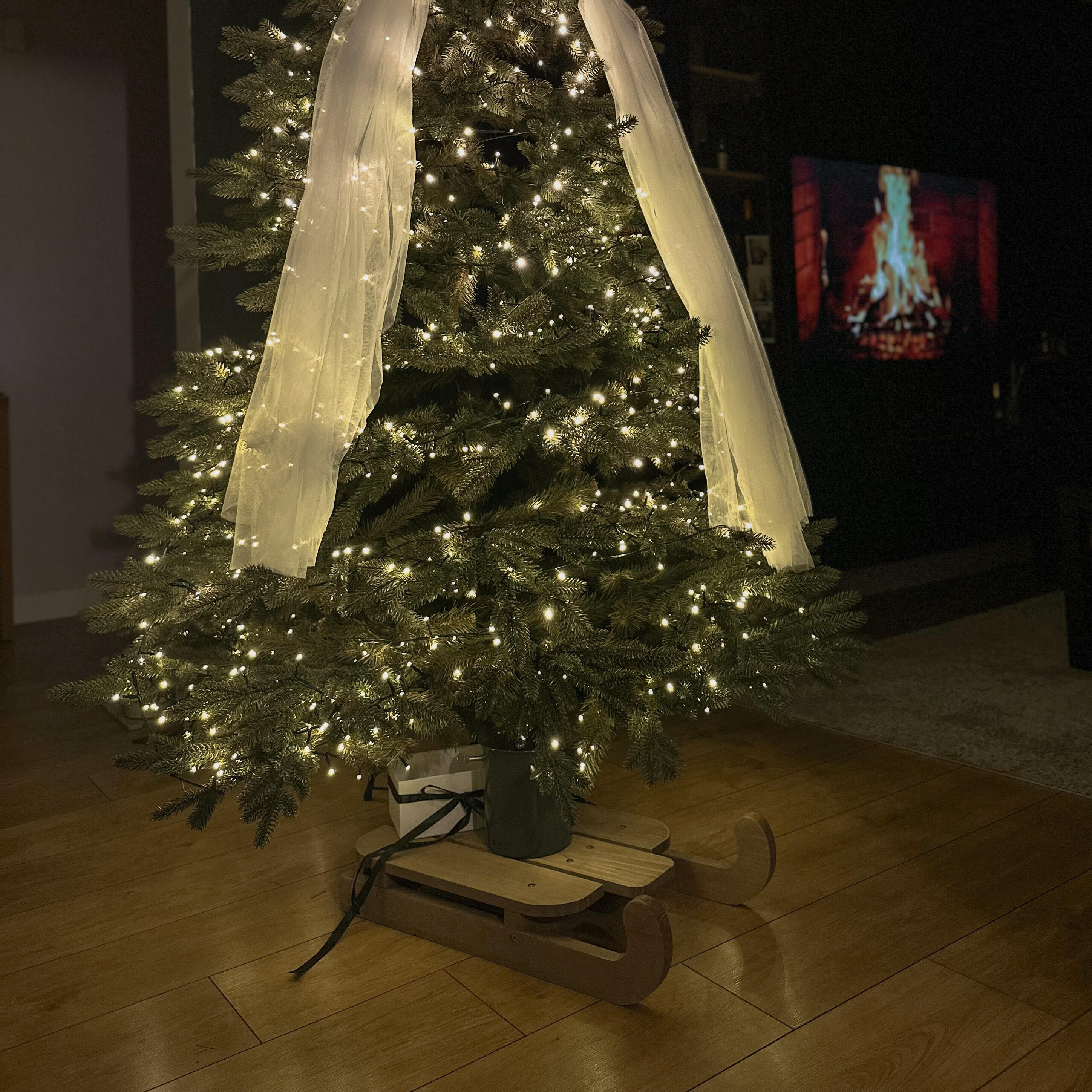 Stojak na choinkę do 2.5m Sanki szer. 54,5 cm drewniany - 2