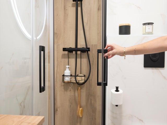 Zona de ducha en un baño pequeño