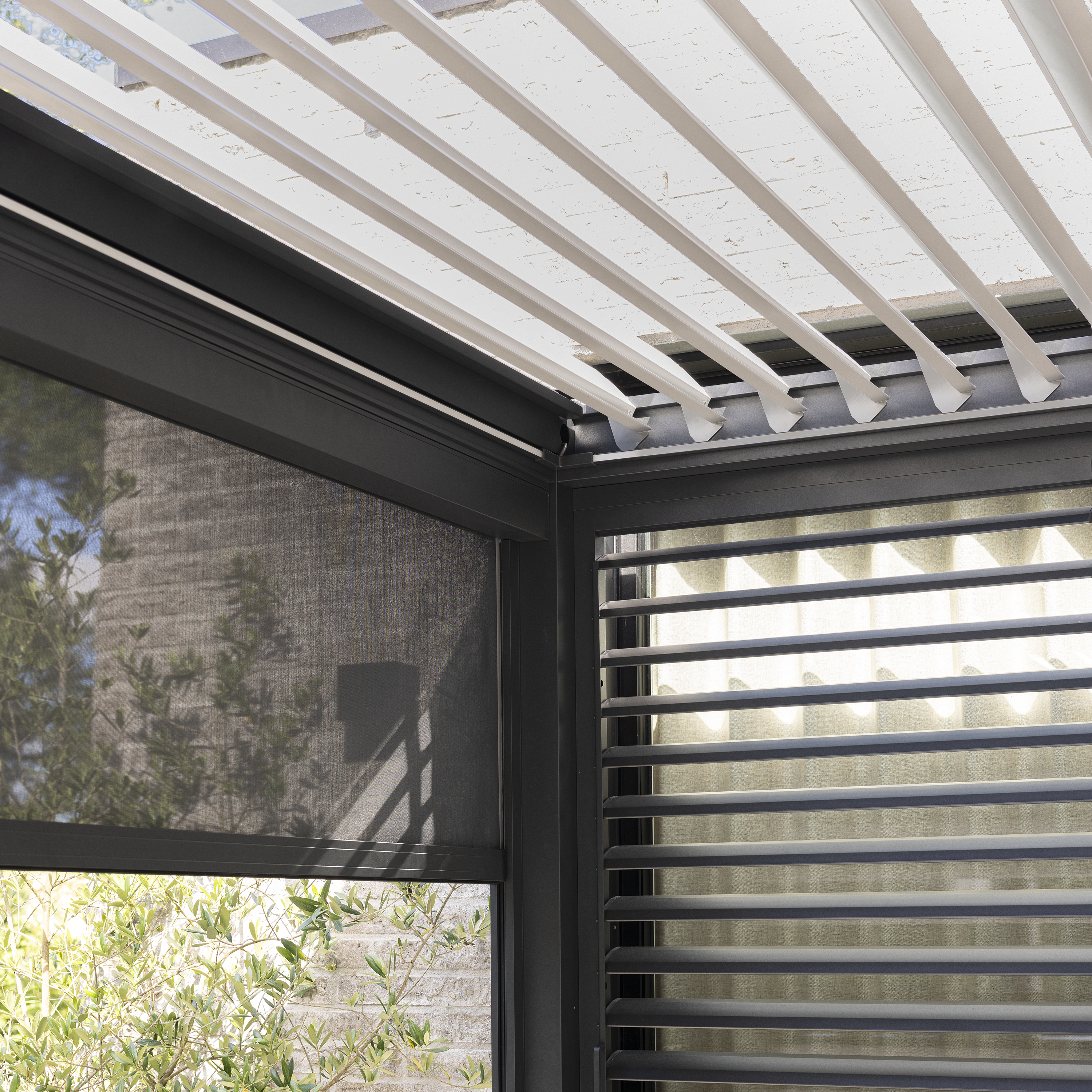 Pergola bioclimatica 3x4m motorizzata in alluminio, antracite, con illuminazione LED - Clima Astra NATERIAL - 11