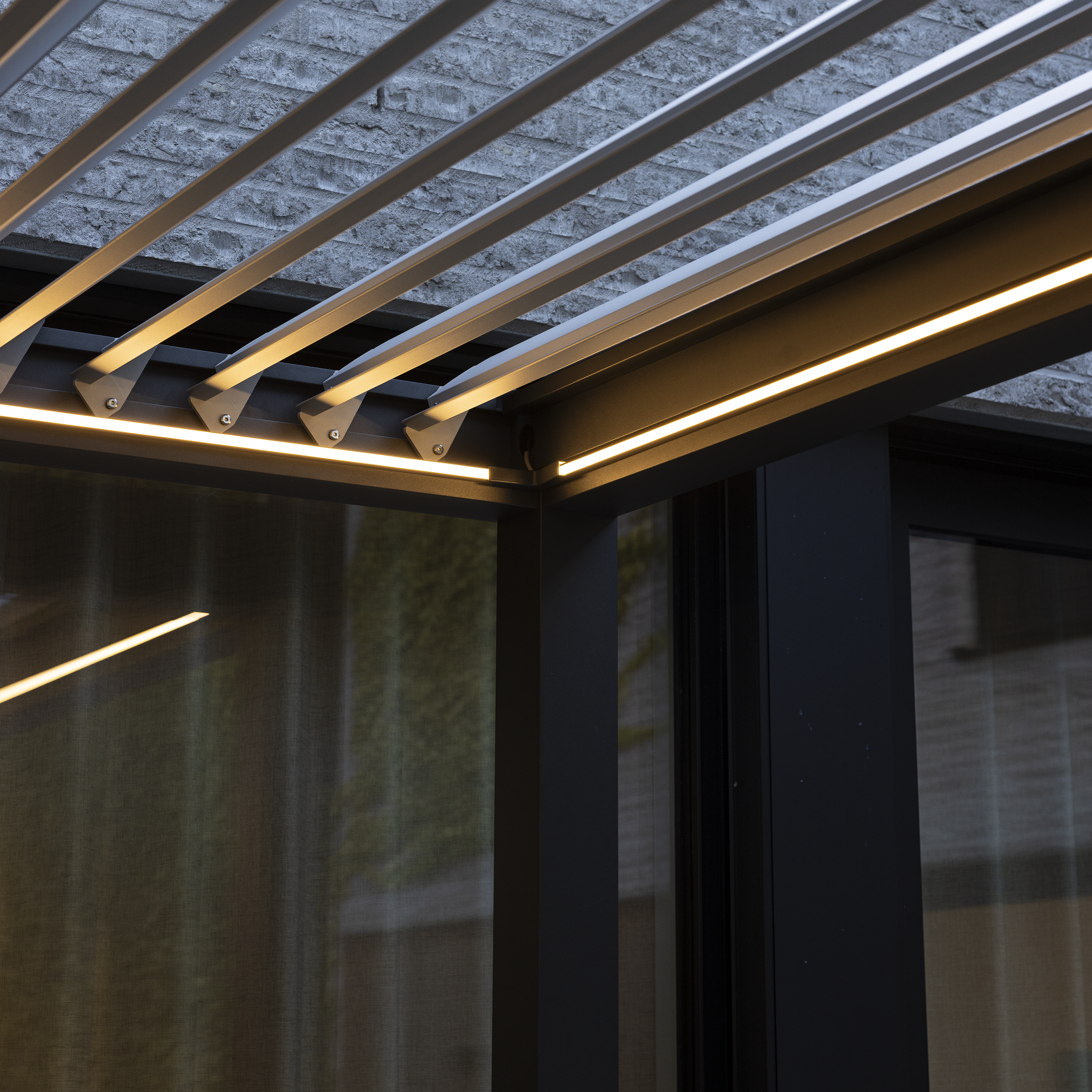 Pergola bioclimatica 3x4m motorizzata in alluminio, antracite, con illuminazione LED - Clima Astra NATERIAL - 6