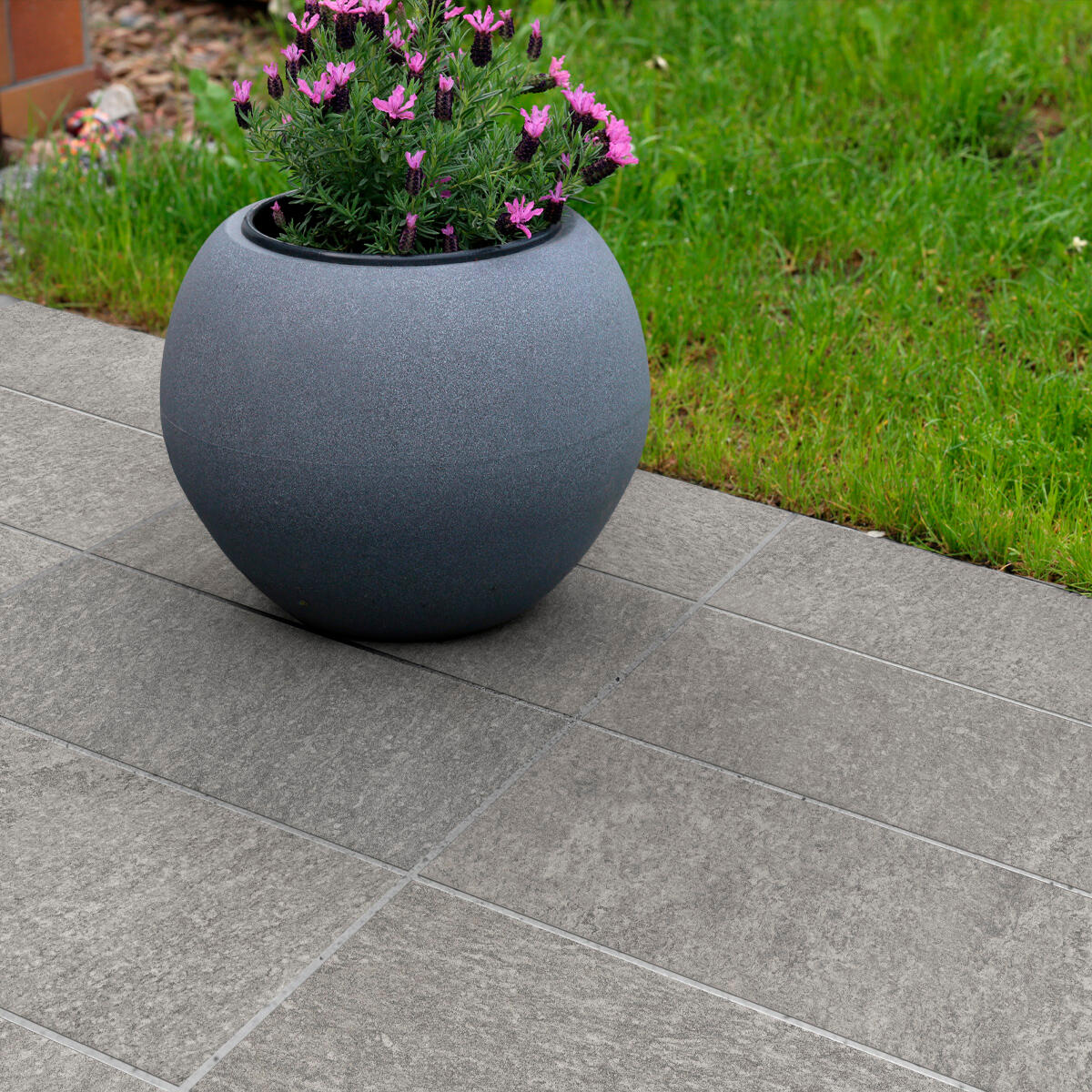 Piastrella da pavimento esterno in gres naturale 25 x 50 cm smaltato grigio satinato Cloud R11 traffico intenso (pei 4/5) Sp. 8 mm 1.38 mq - 3