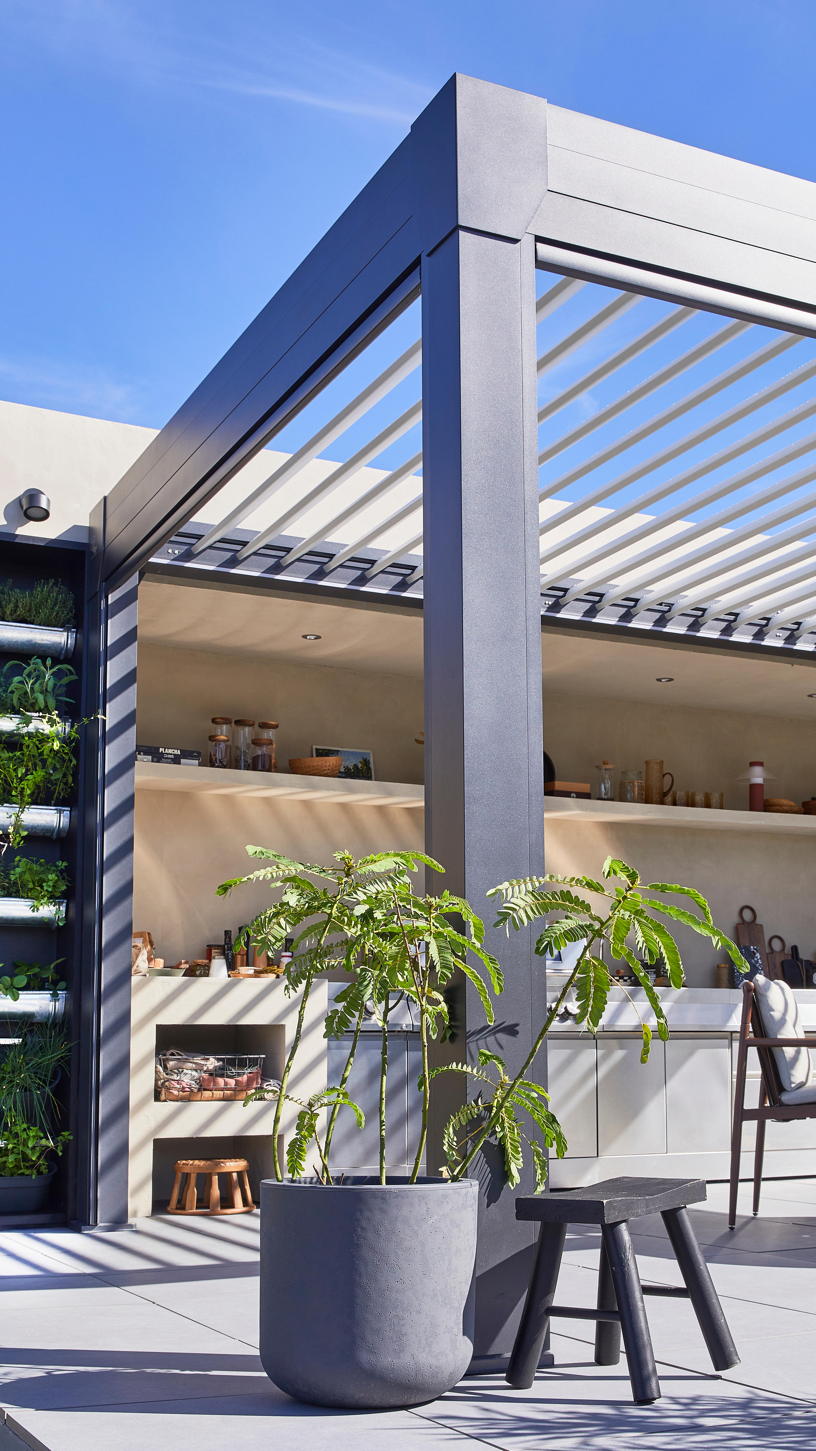pergola bioclimatica de aluminio green outside pr18e6x3dns negro y lama blanca de 510 x 314 x 250 cm motorizada con led