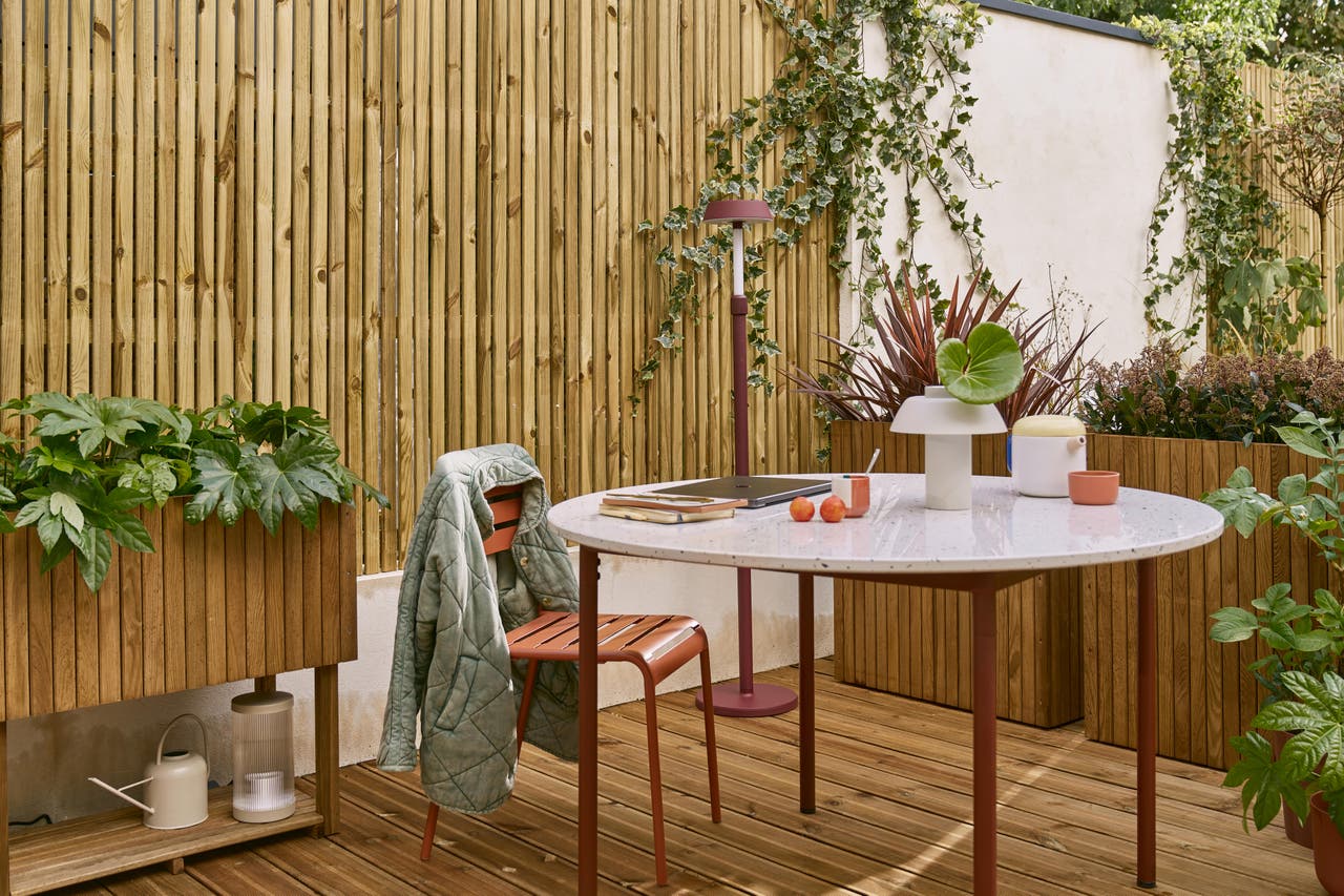 Diapositive Des panneaux en bois pour encadrer la terrasse