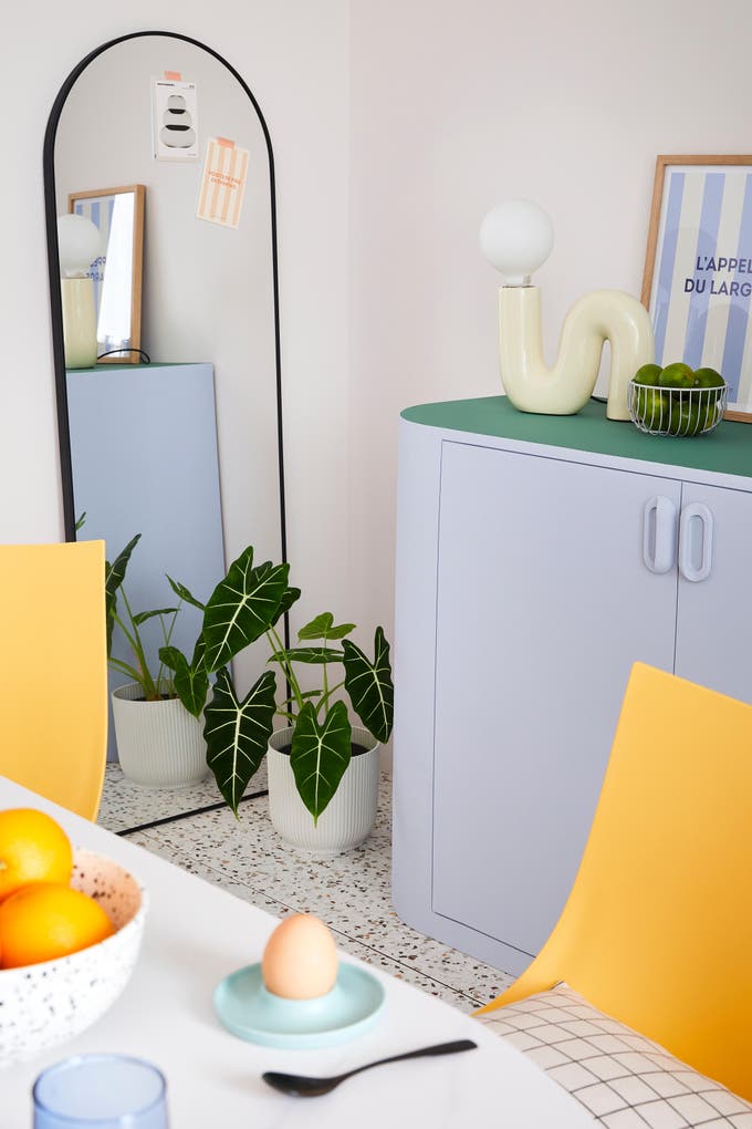 image d'un miroir dans une cuisine 
