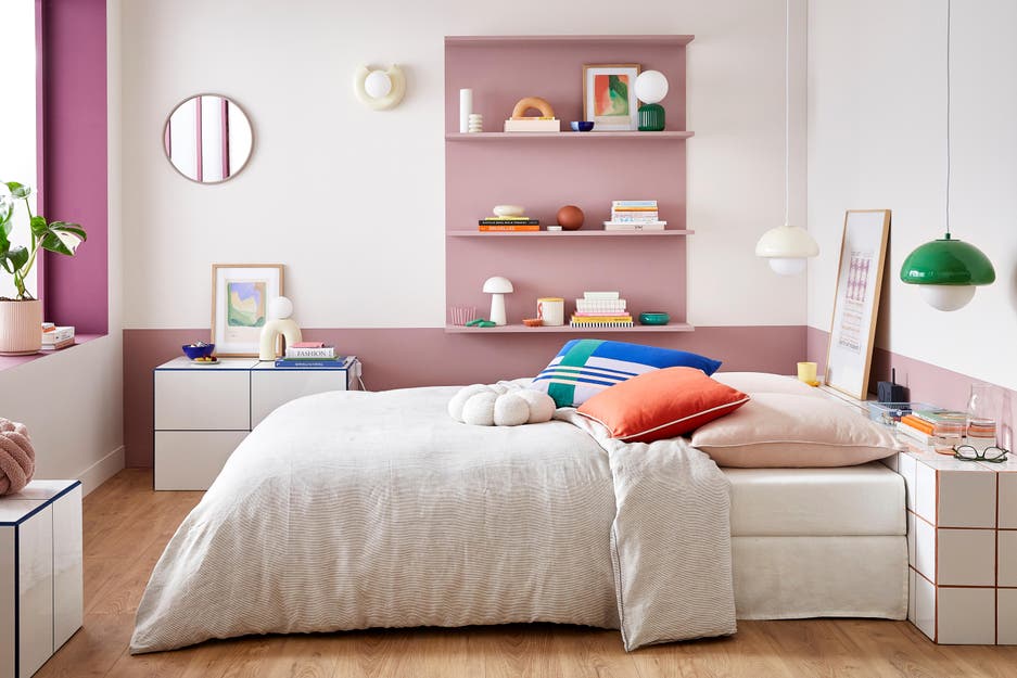 image d'une chambre avec des cousins colorés et murs violet 