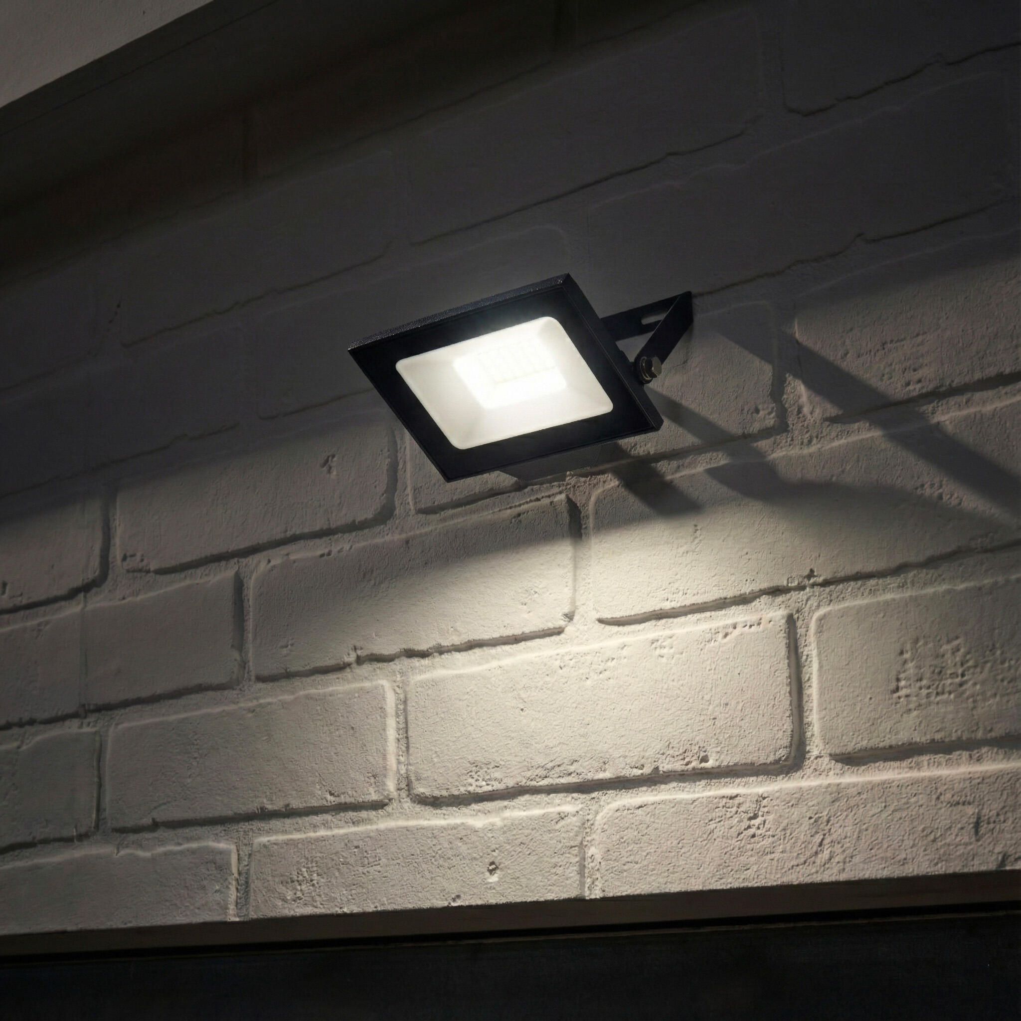 PROYECTOR LED 20W LUZ FRÍA - 2