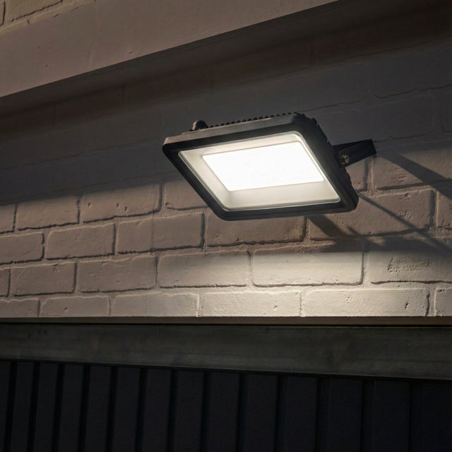 Proyector LED exterior INSPIRE Yonkers rectangular CCT 2700K-6500K 100W 13500 lm IP65 resistente a la lluvia y al polvo