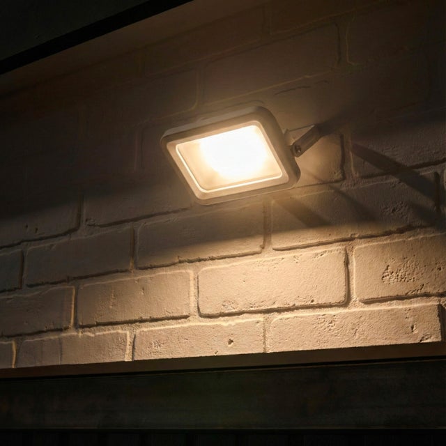 Proyector LED exterior con interruptor de pared INSPIRE Yonkers rectangular CCT 2700K-6500K 30W 4050 lm IP65 resistente a la lluvia y al polvo