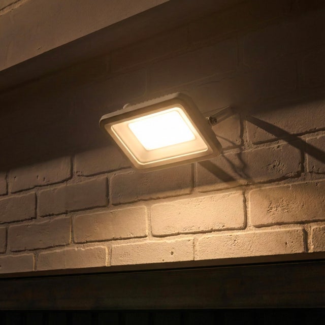 Proyector LED exterior INSPIRE Yonkers rectangular CCT 2700K-6500K 50W 6750 lm IP65 resistente a la lluvia y al polvo