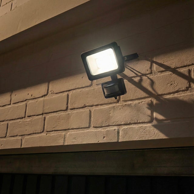 Proyector LED exterior con detector de movimiento y sensor crepuscular INSPIRE Yonkers rectangular CCT 2700K-6500K 10W 1350 lm IP65 resistente a la lluvia y al polvo