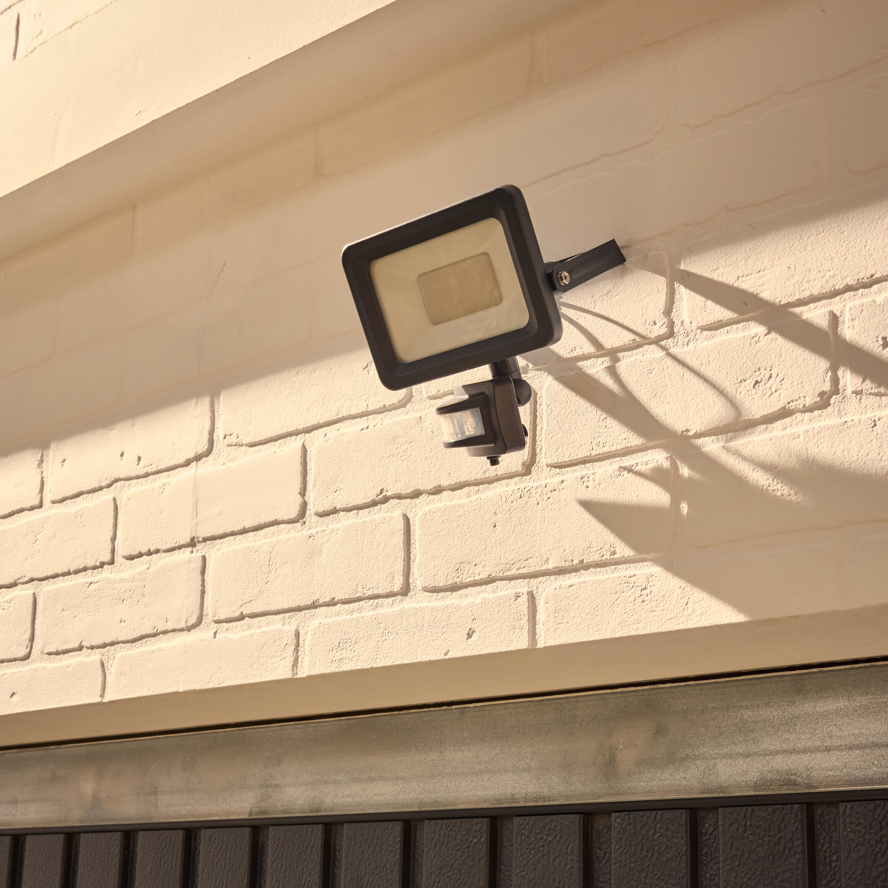 Projecteur LED à détection 2700 lm blanc chaud / neutre ou froid Yonkers INSPIRE - 2