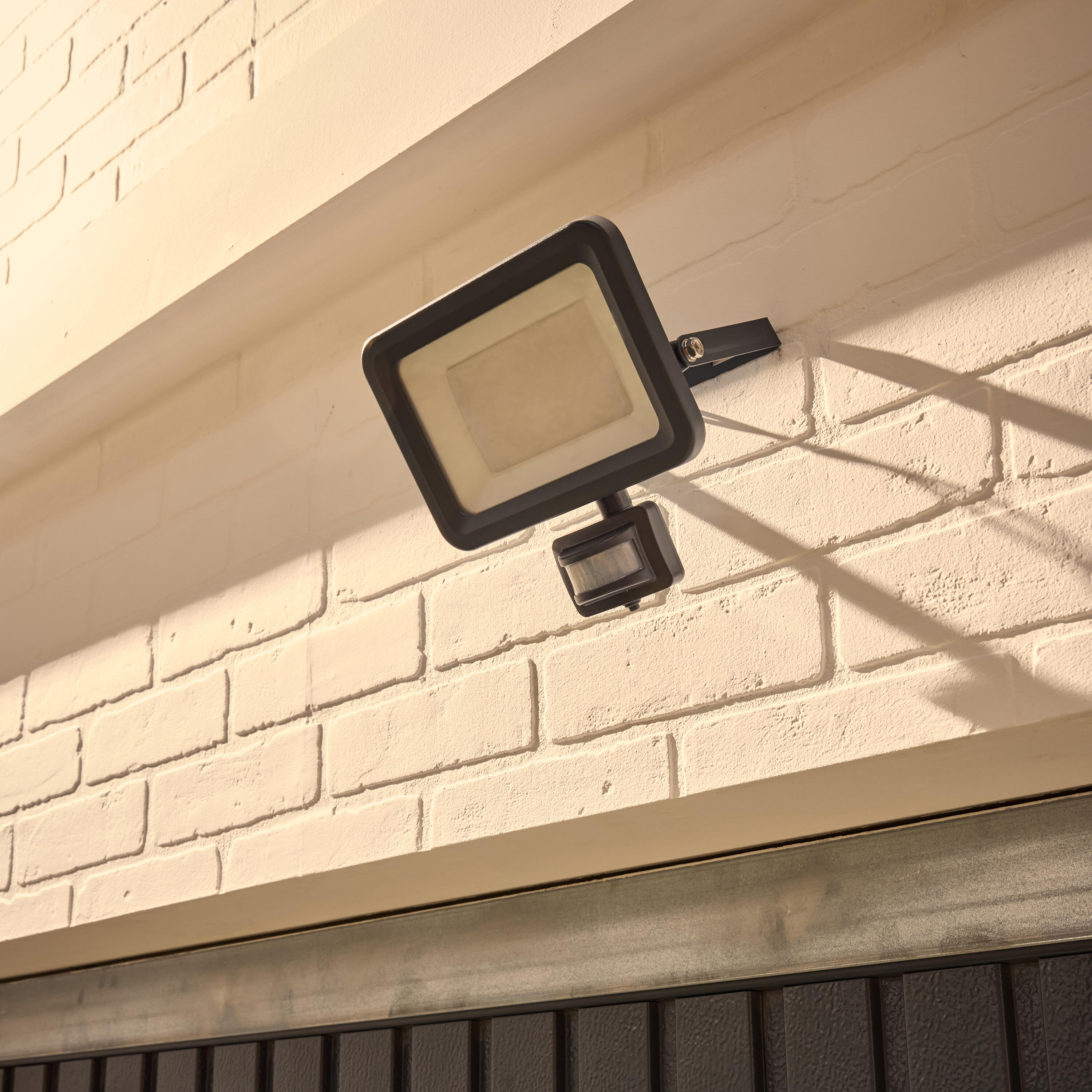 Projecteur LED à détection 6750 lm blanc chaud / neutre ou froid Yonkers INSPIRE - 2