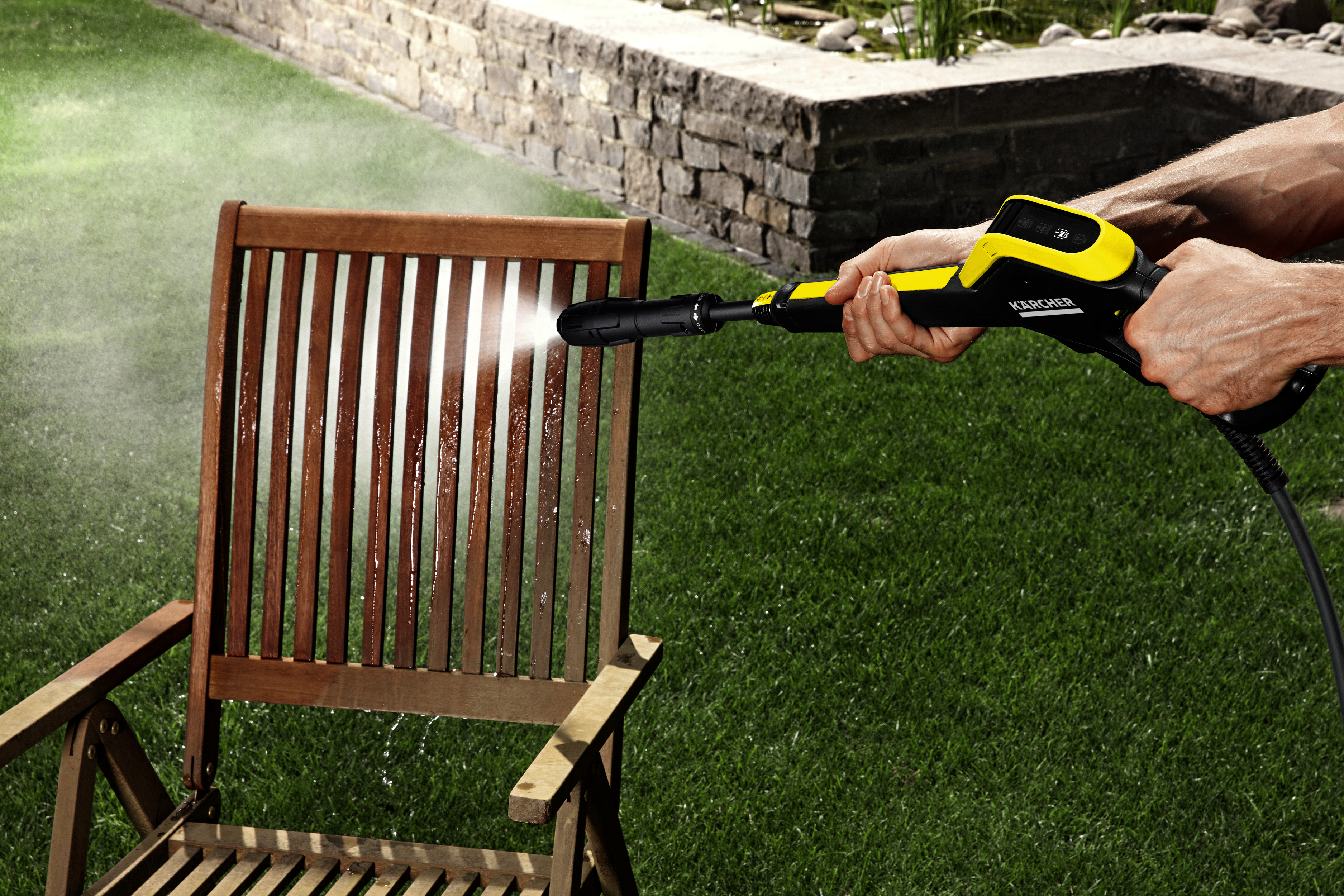 Mycie krzesła ogrodowego myjką ciśnieniową Karcher K4 Power Control Flex eco!Booster
