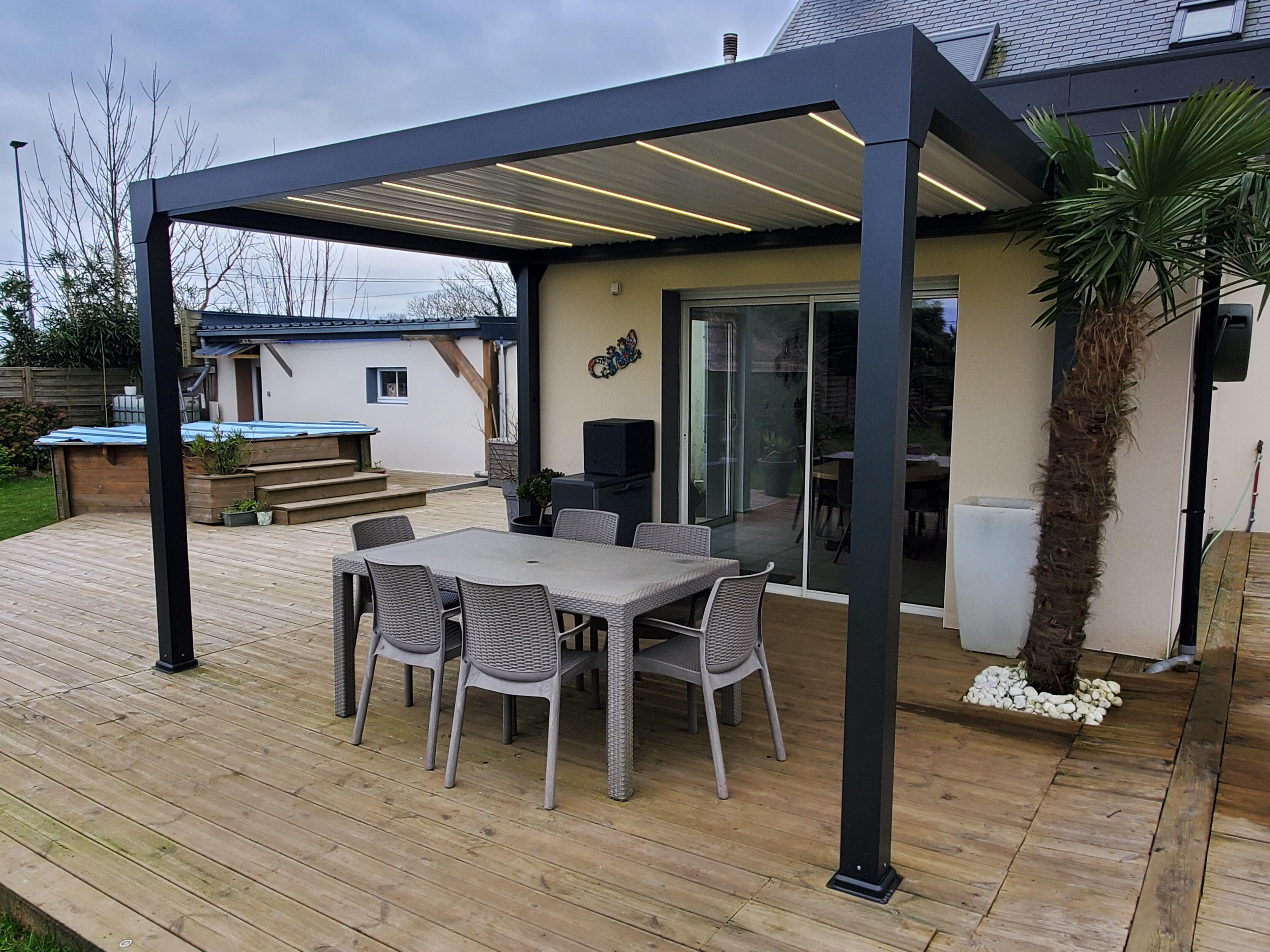 Pérgola bioclimática de aluminio green outside menea negro y lama blanca de 399 x 310 x 250 cm motorizada con led