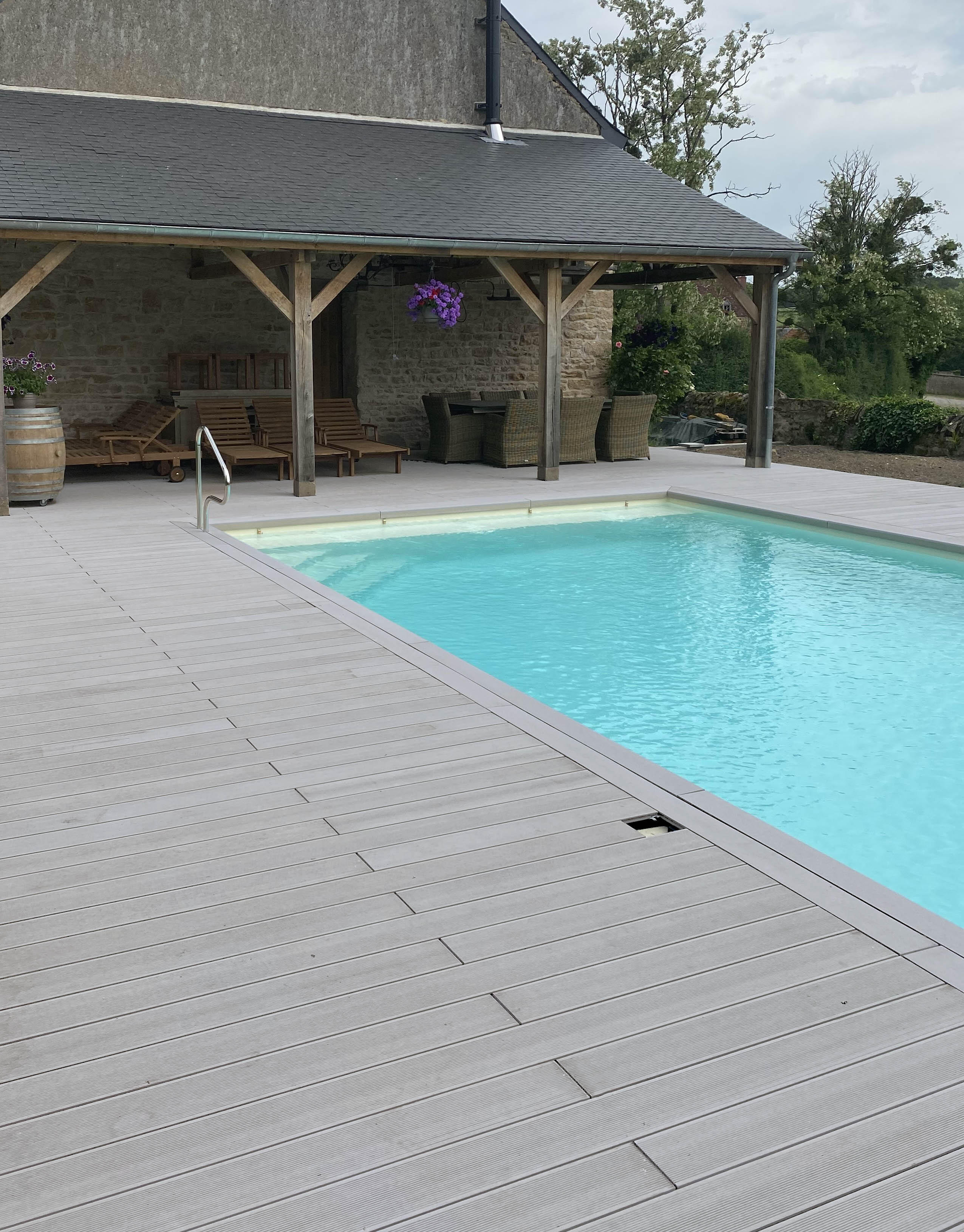 Palet de 10 m2 de lama de exterior llena gris claro de 14x260 cm reversible