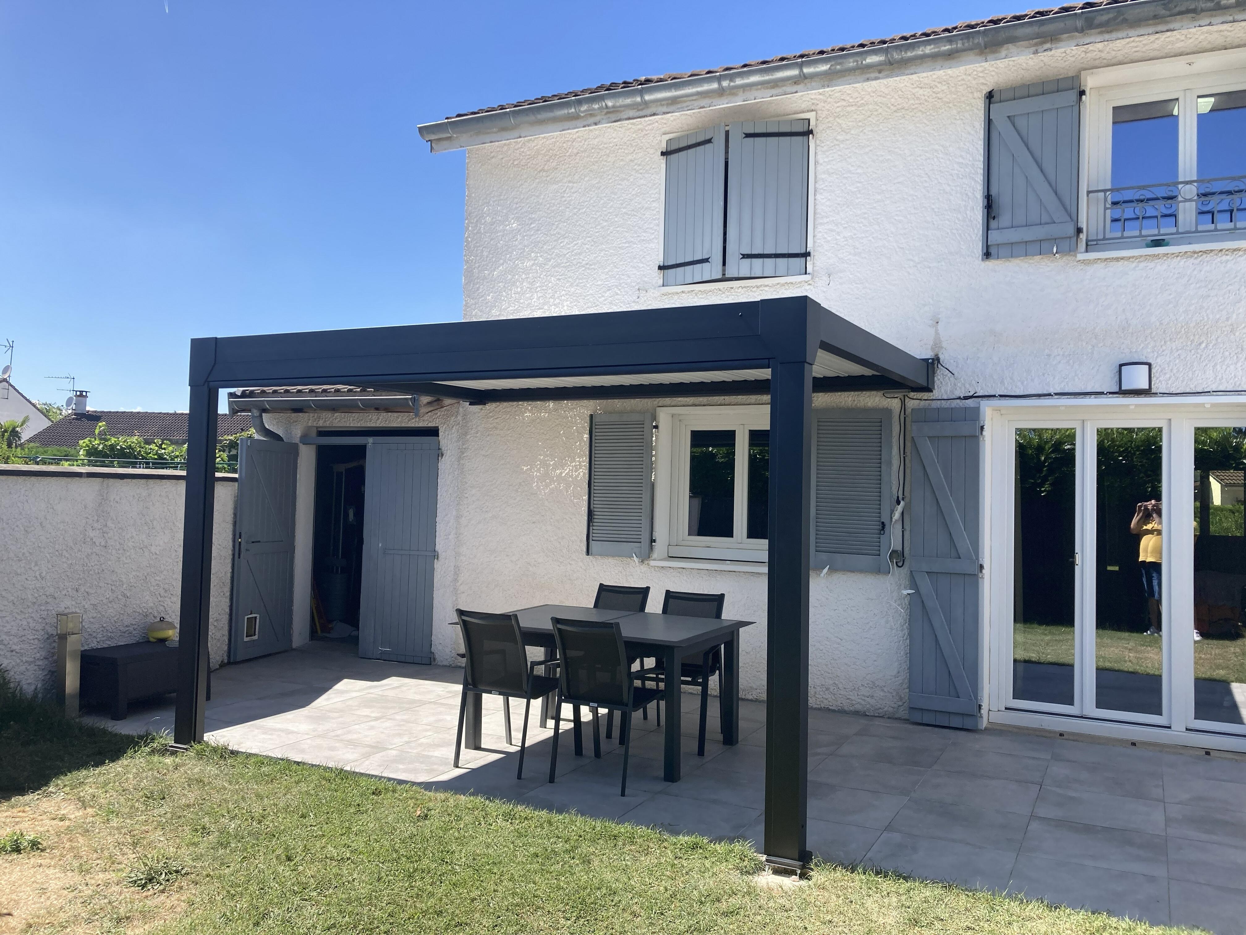 Pérgola bioclimática de aluminio adosada green outside menea negro y lama blanca de 310 x 399 x 250 cm motorizada con led
